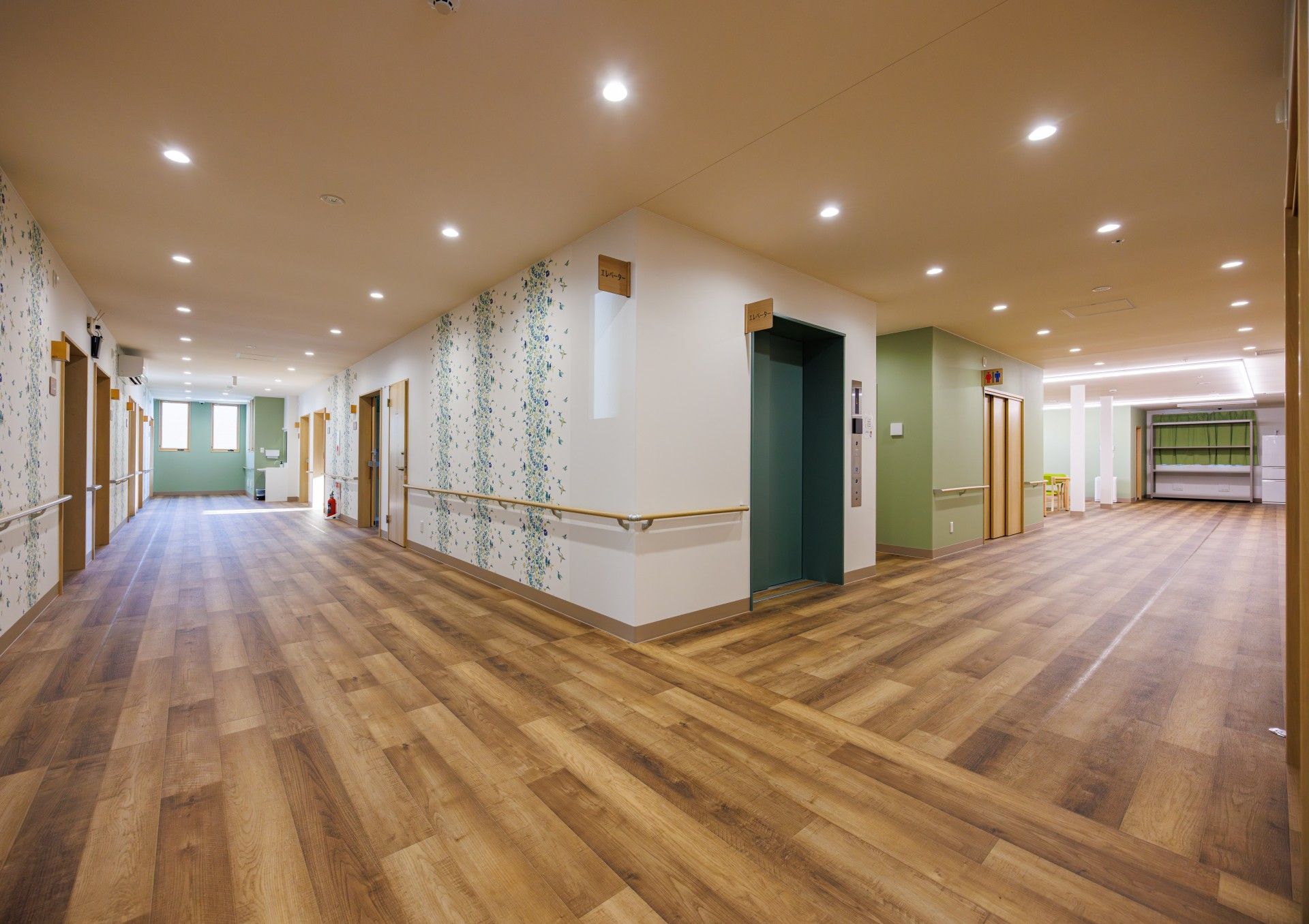 広い廊下とエレベーター