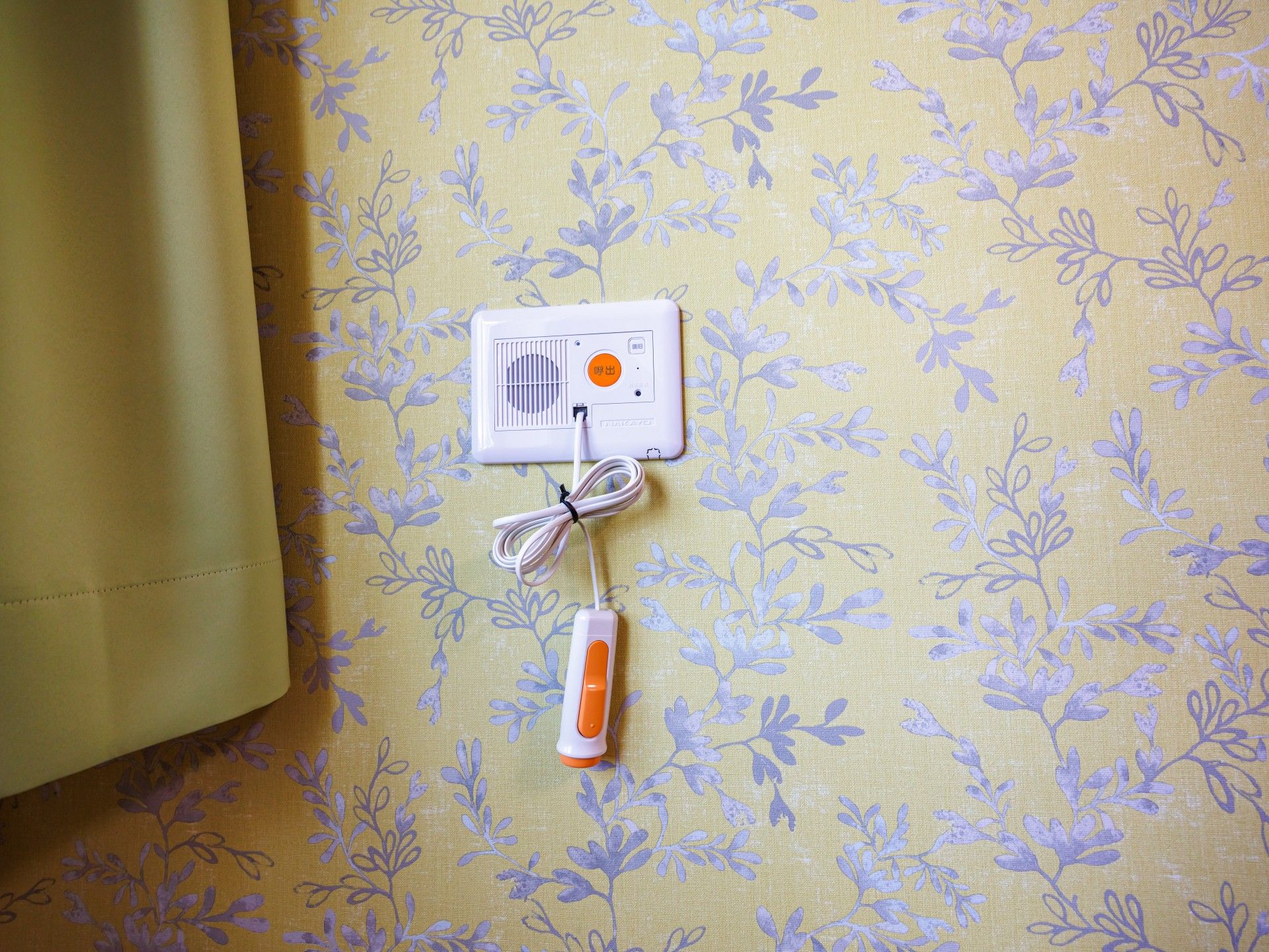 緊急呼び出しボタンの壁