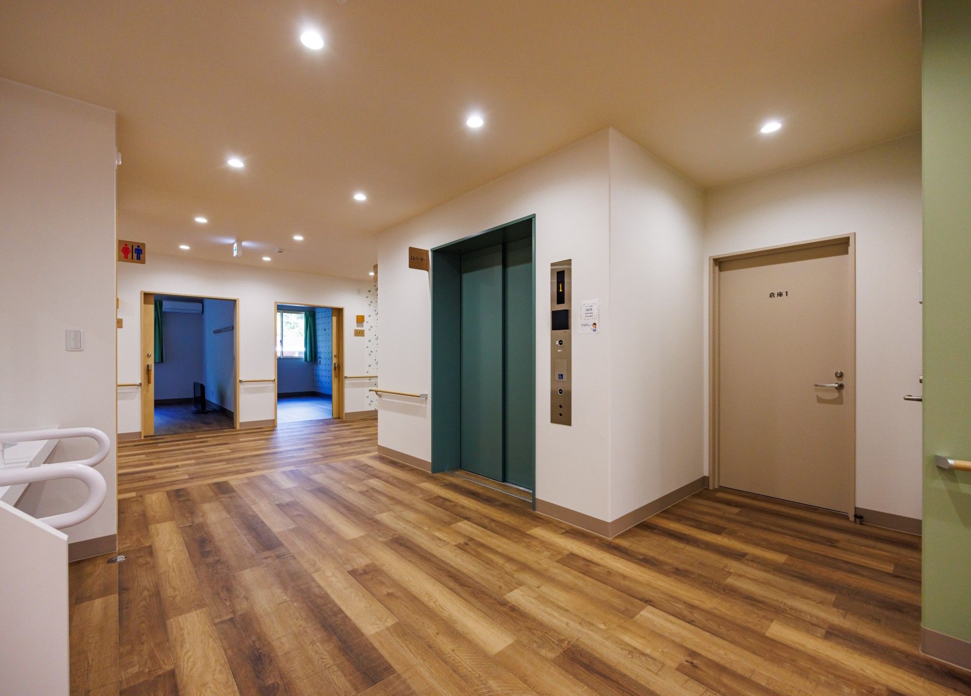 明るい廊下とエレベーター