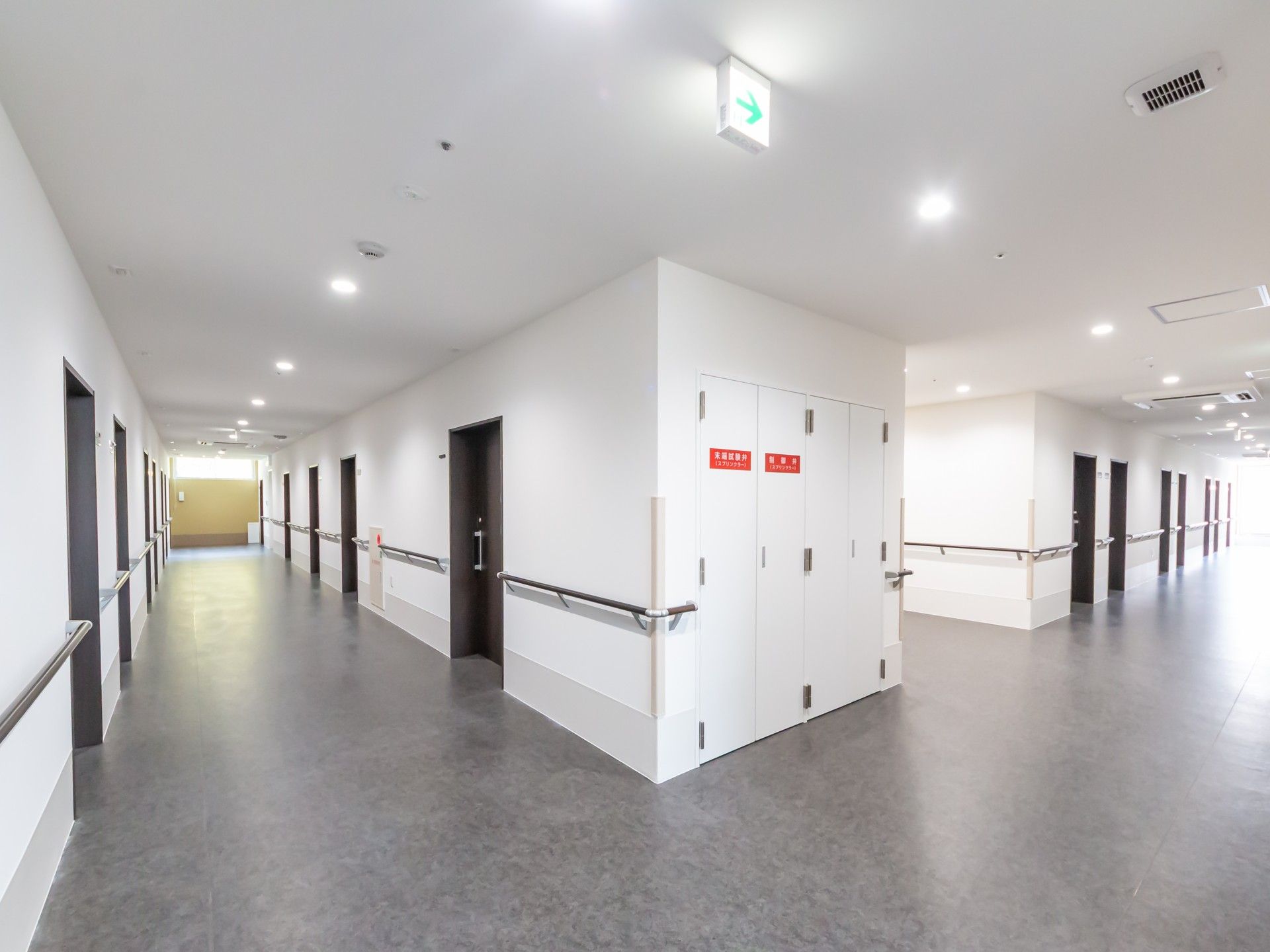 明るい廊下の様子