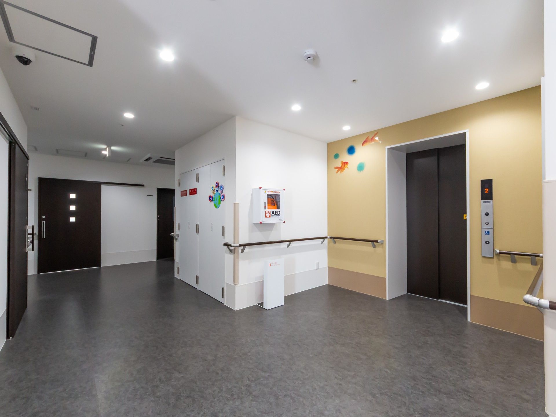 明るい廊下とエレベーター