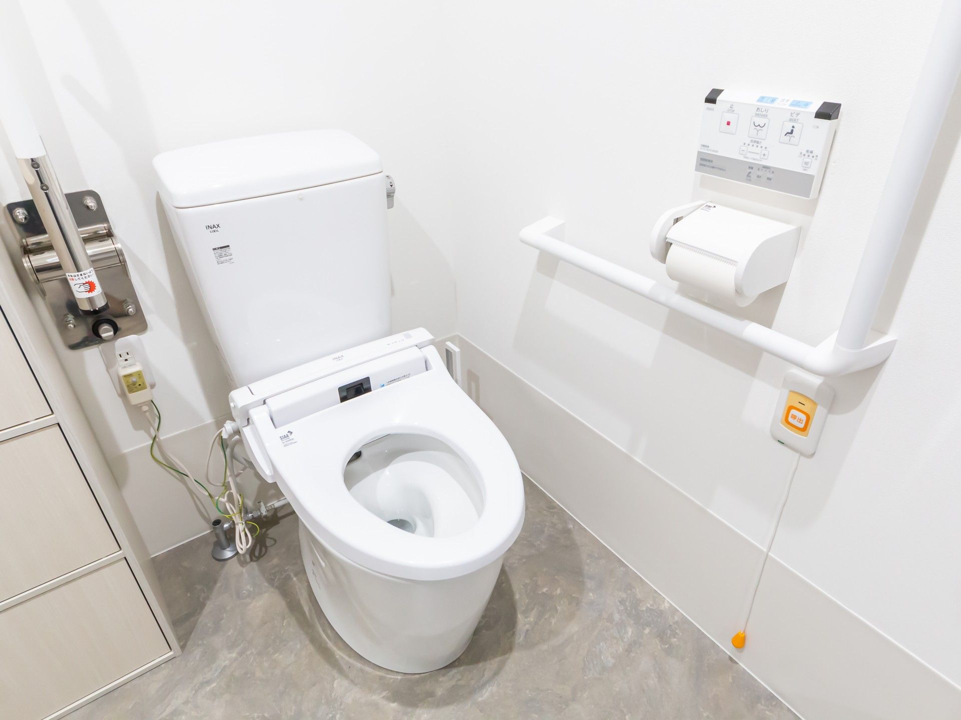 手すり付きのトイレ