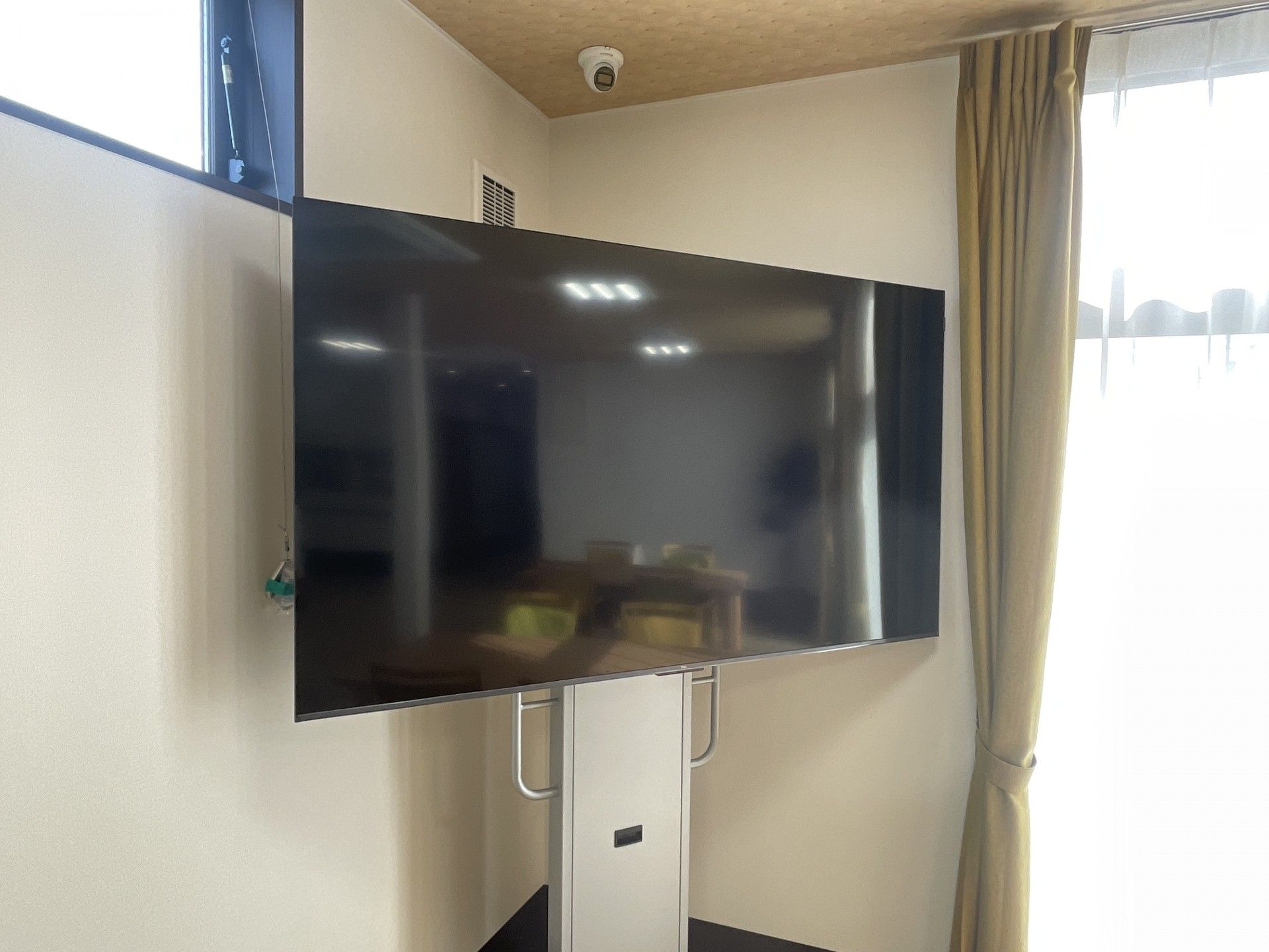 大画面テレビのある部屋