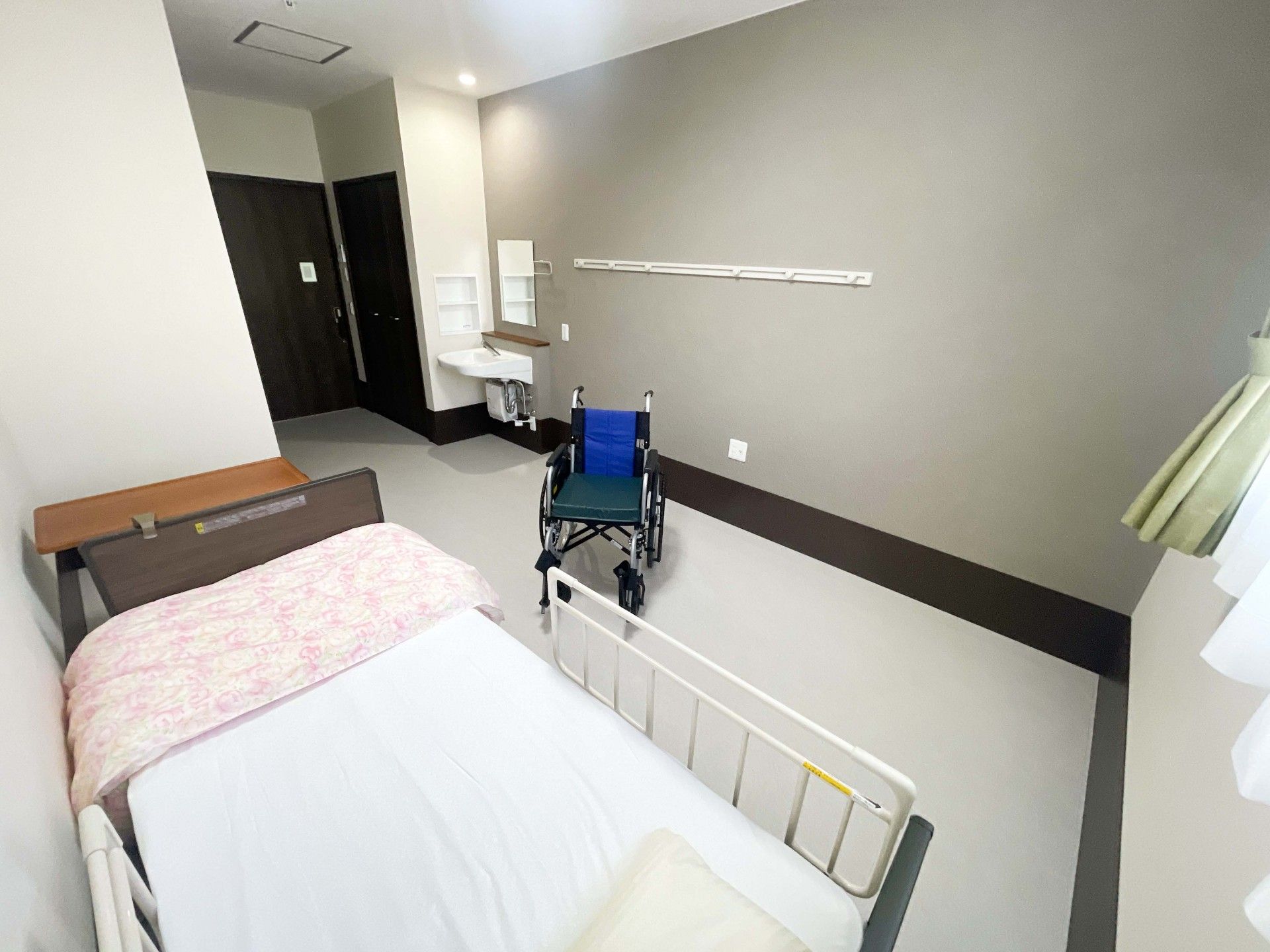 車椅子とベッドのある部屋