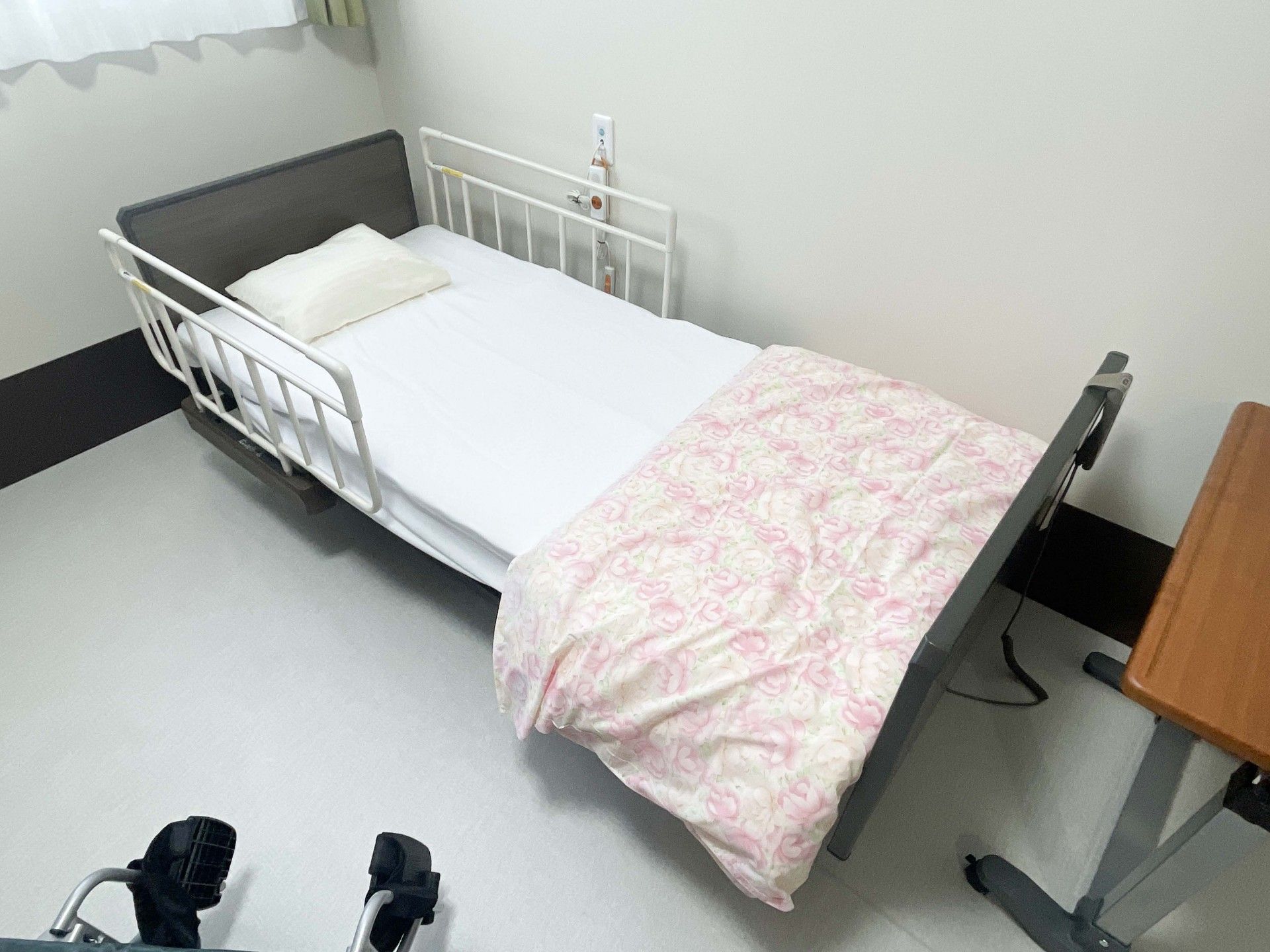 シンプルなベッドの部屋