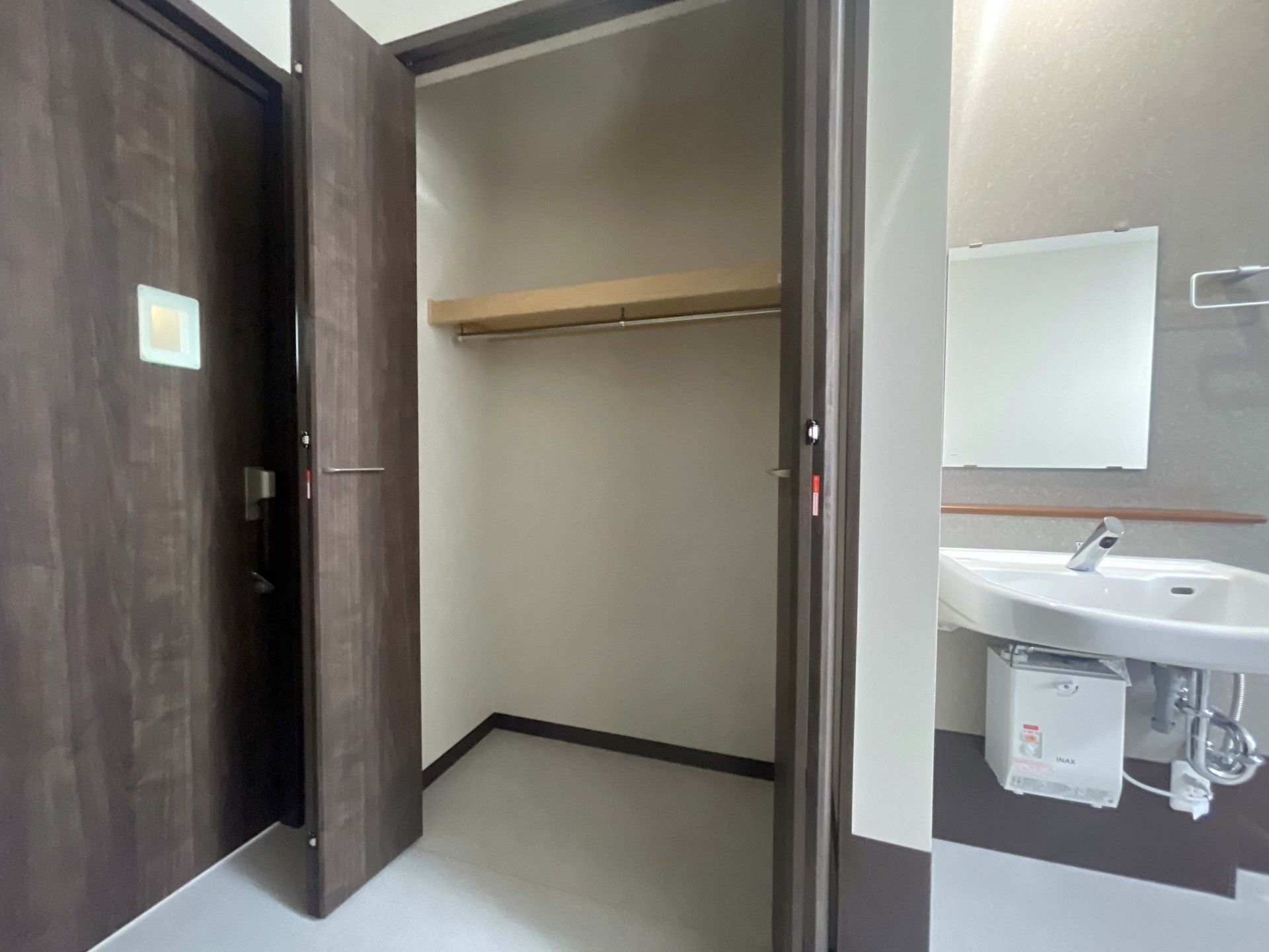 収納と洗面台のある空間