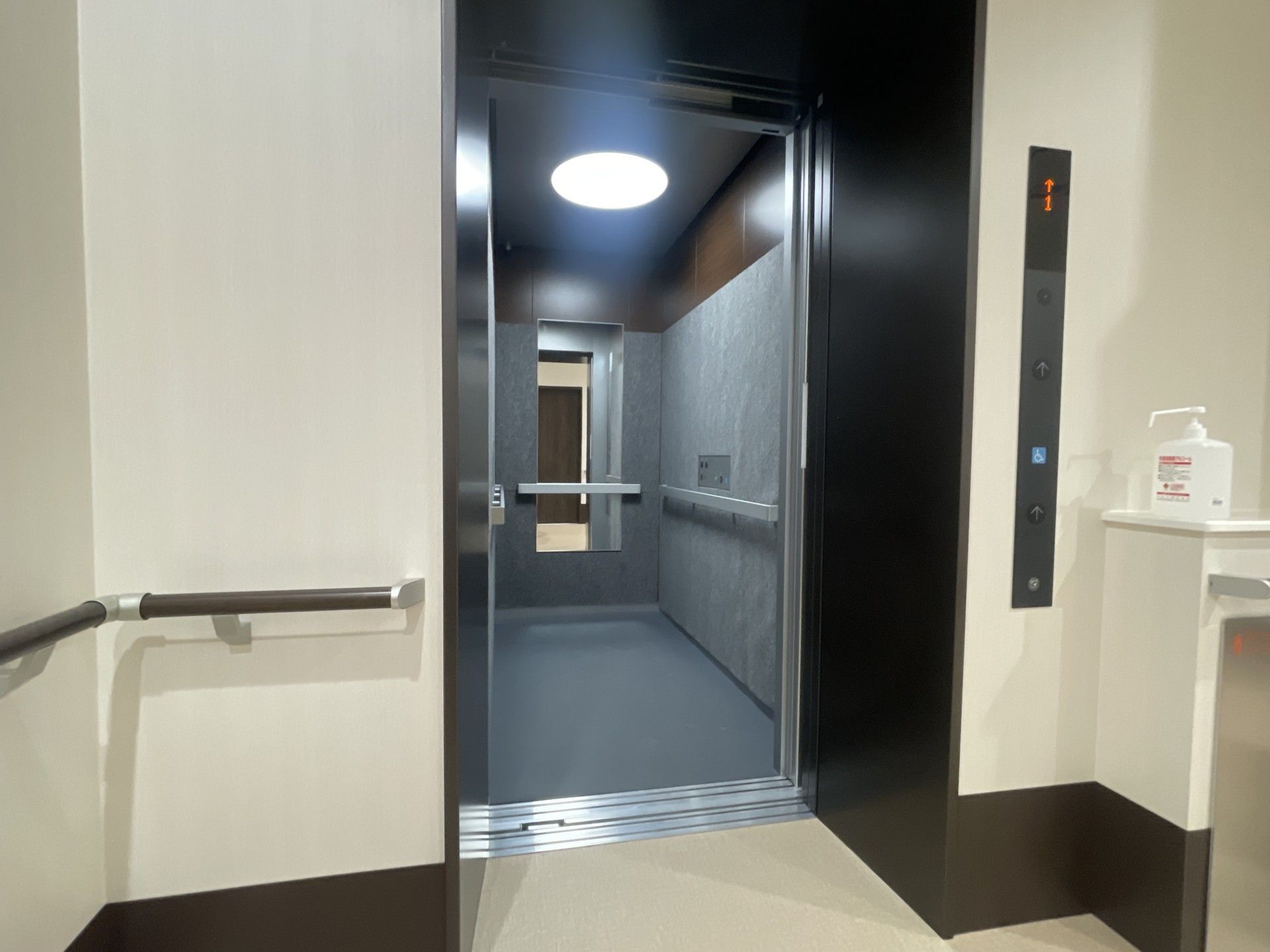 広いエレベーター内部