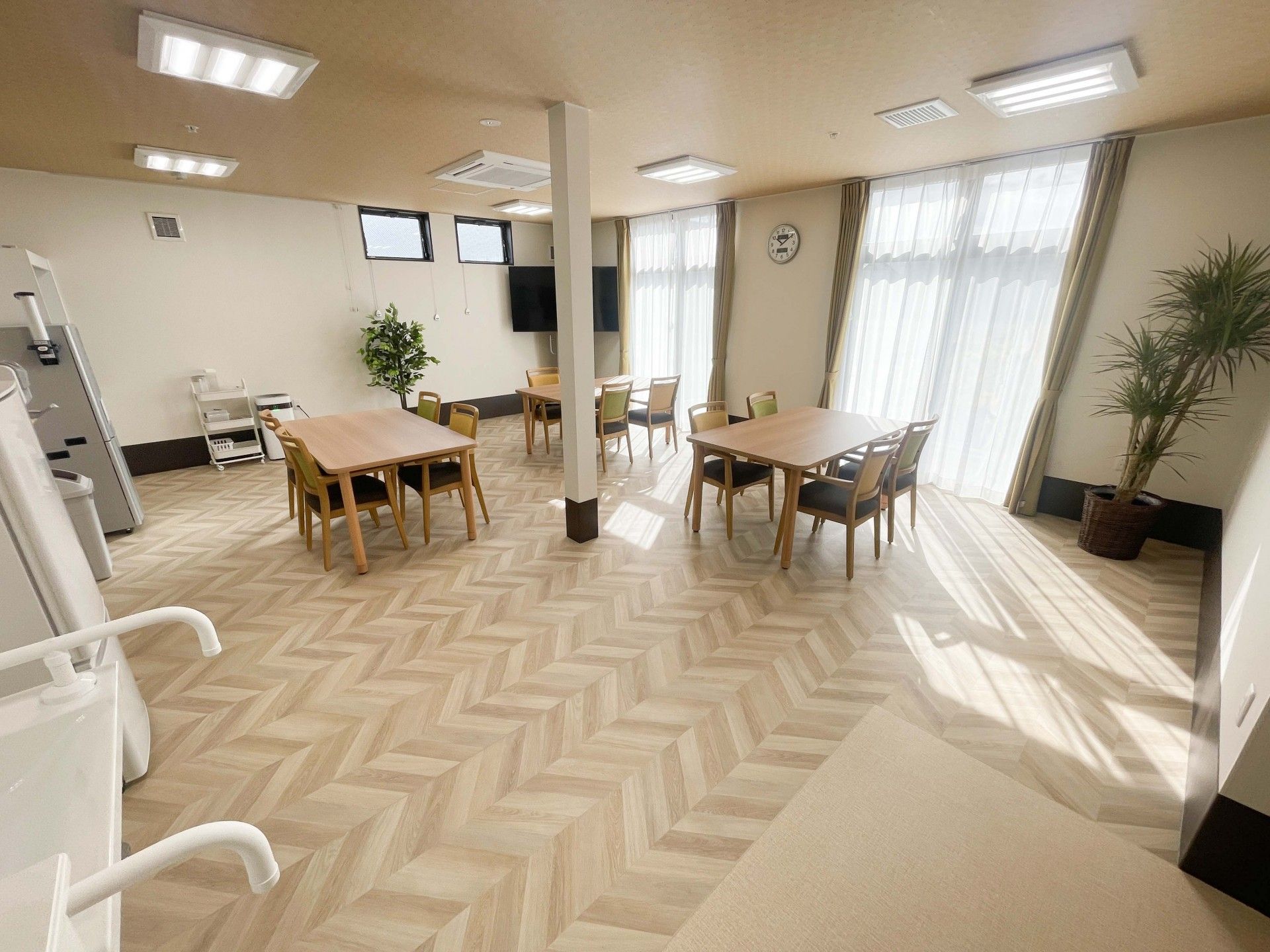 日差しが差し込む広間