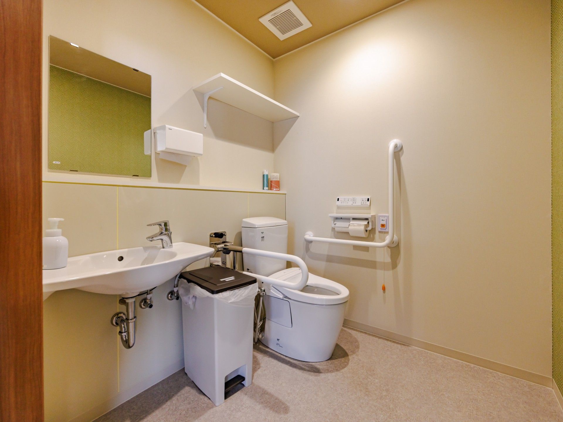 手すり付きのトイレ