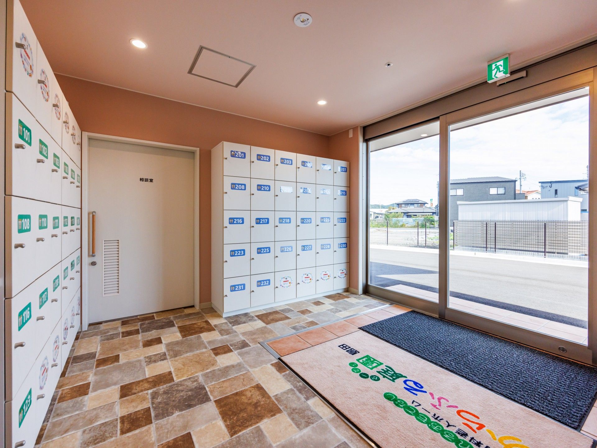 ロッカーと出入口の様子