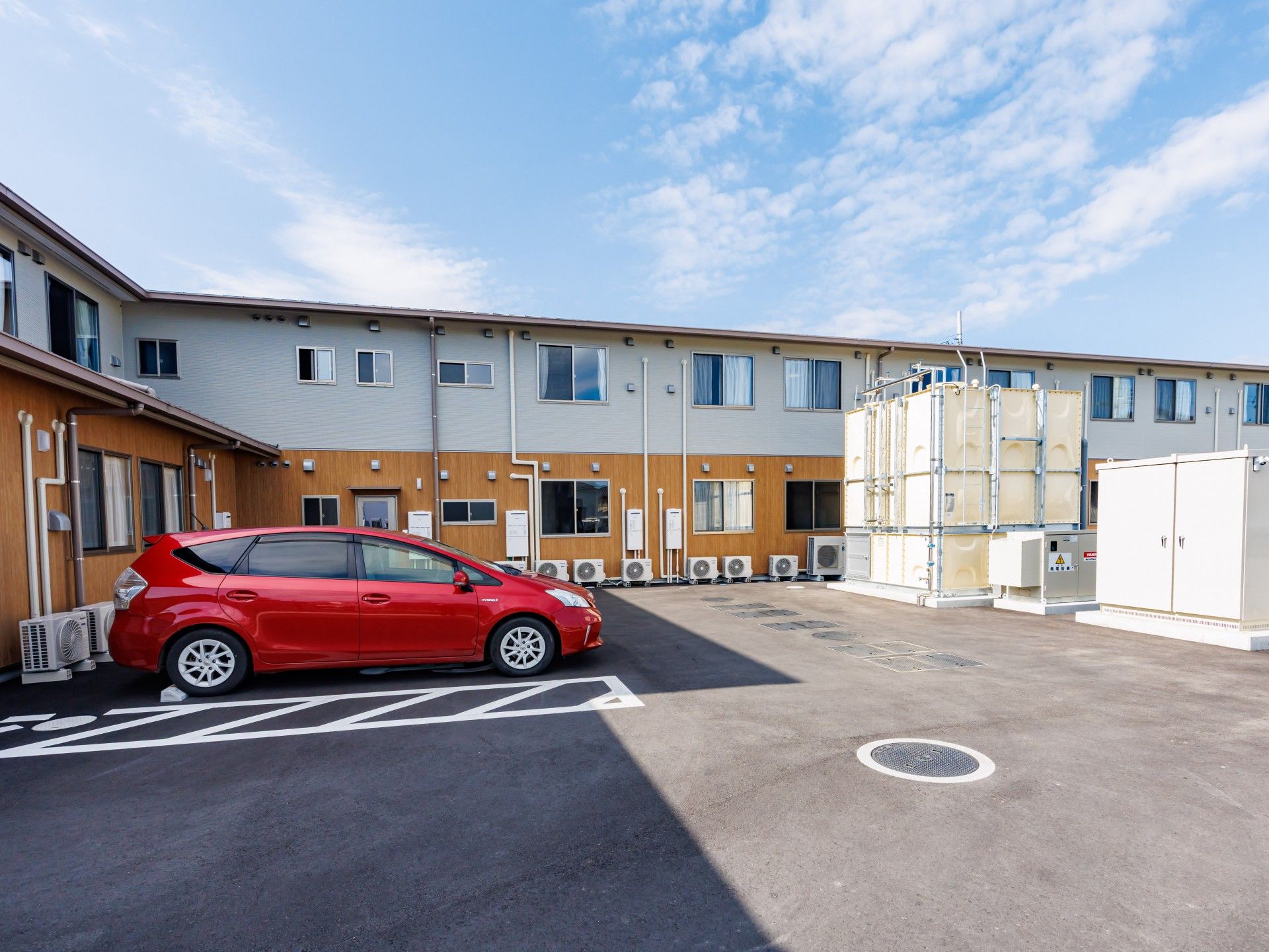 駐車場と建物の外観