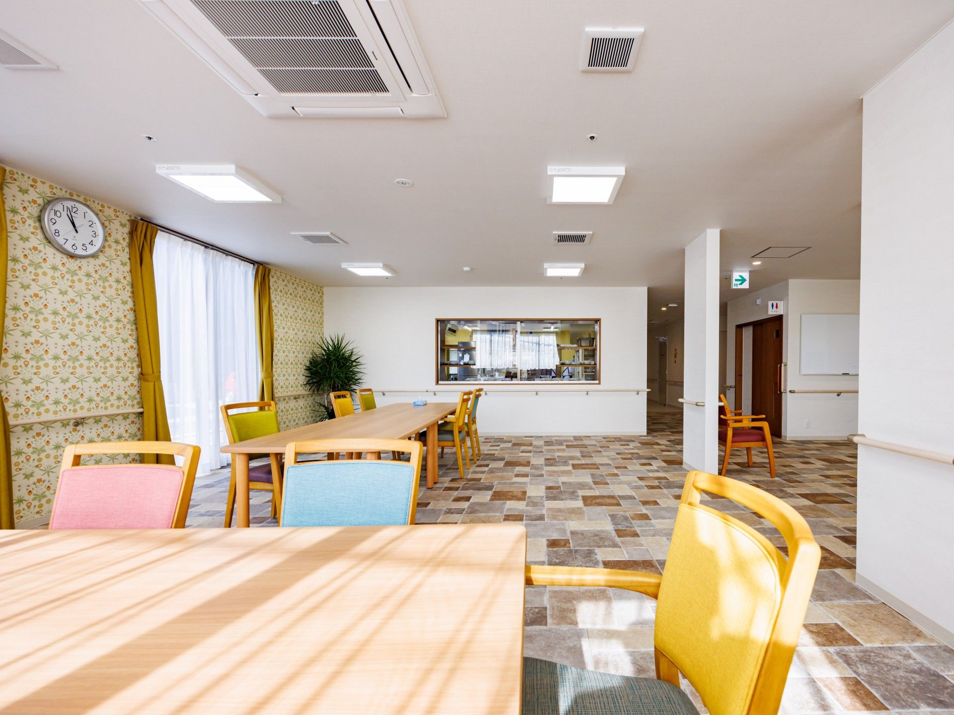 色とりどりの椅子が並ぶ部屋