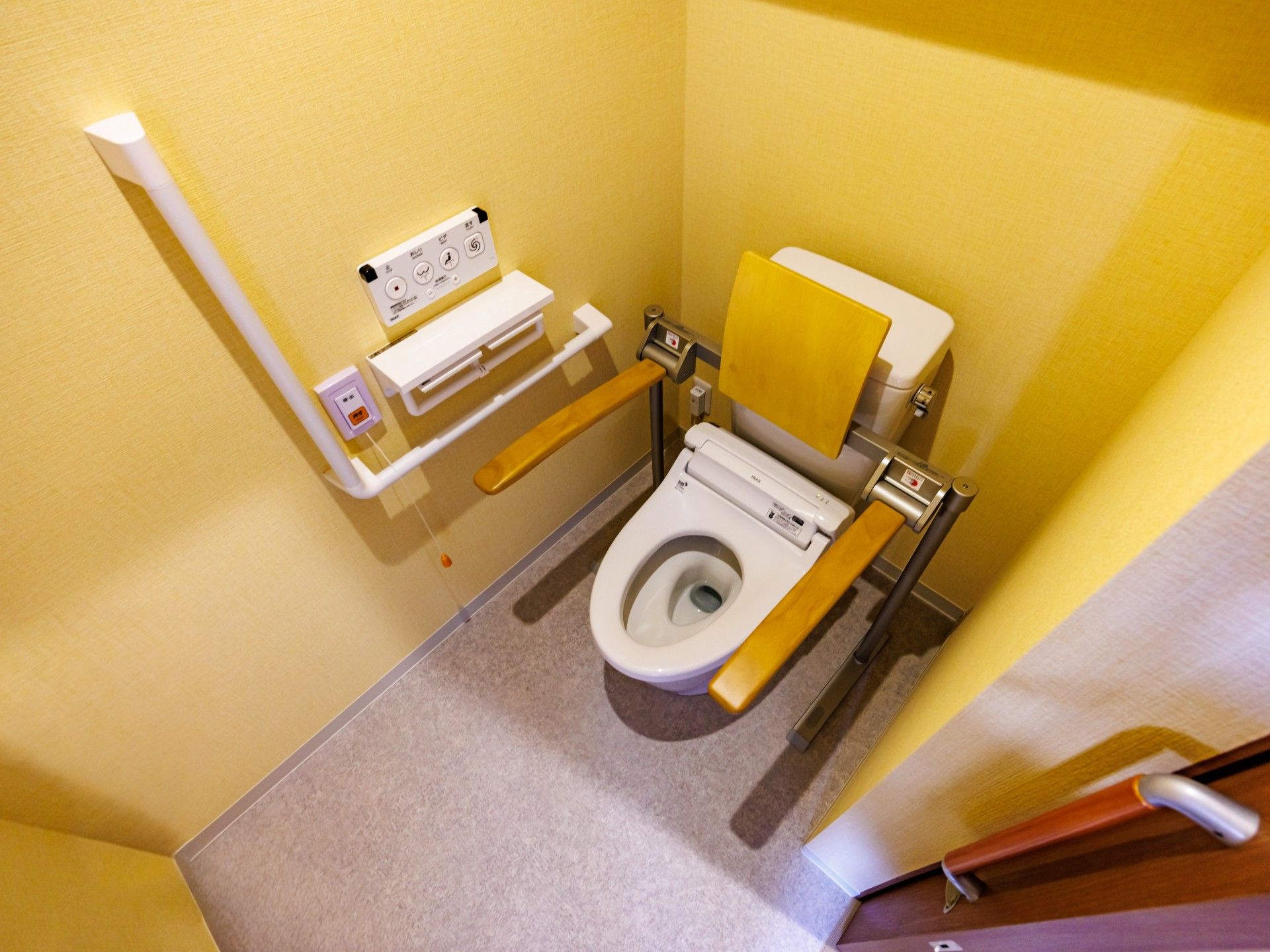 手すり付きのトイレ