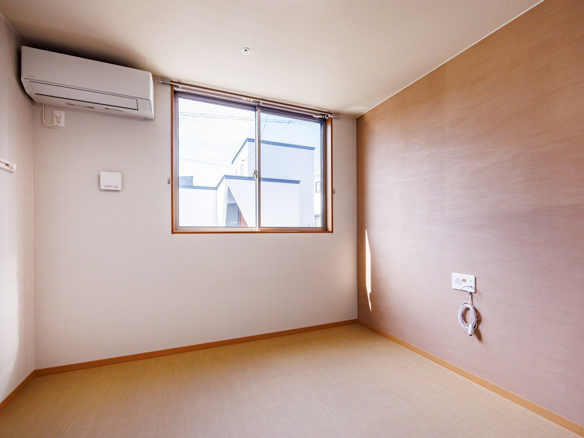 窓のある明るい部屋