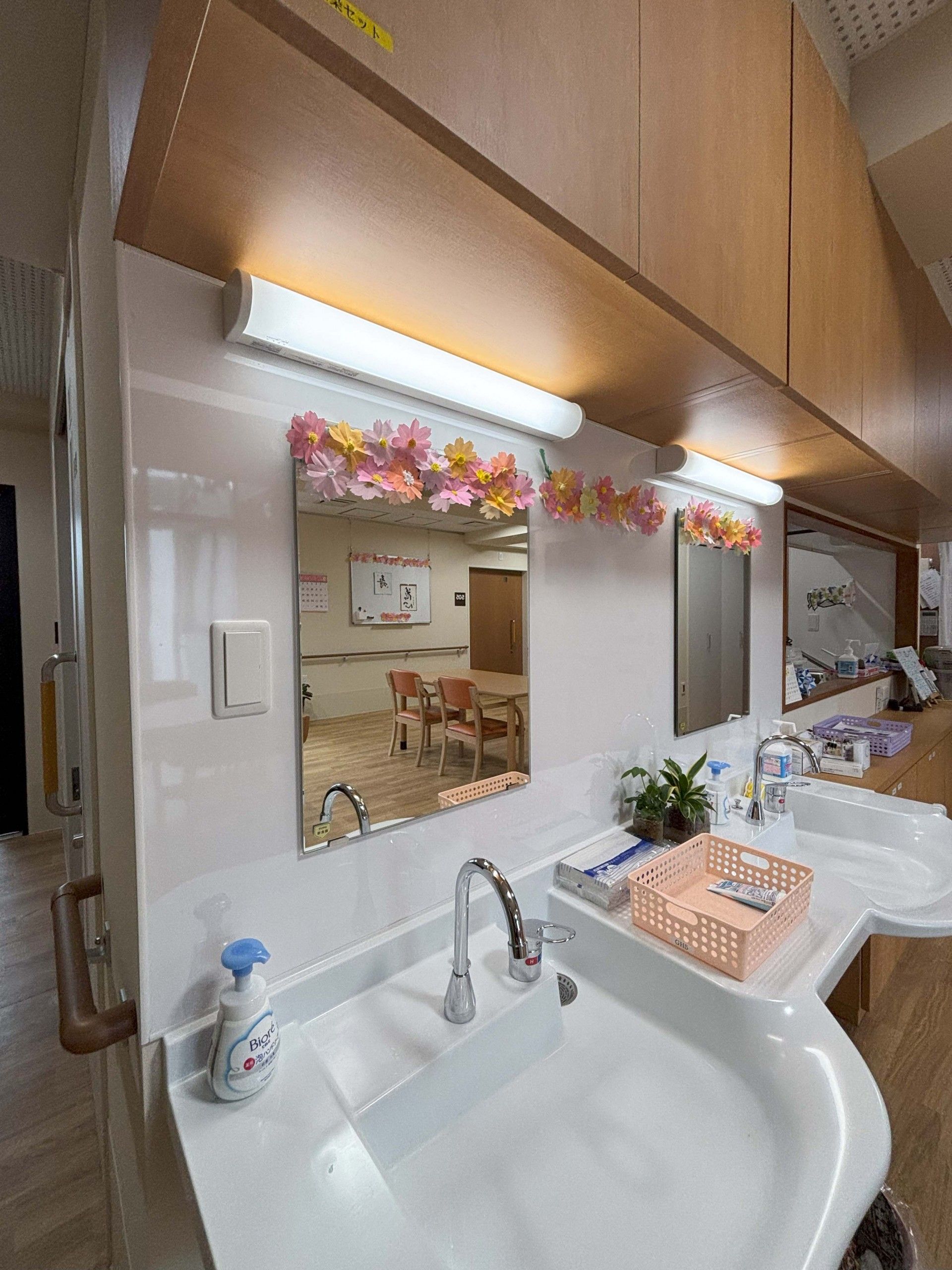 手洗い場と鏡のある空間