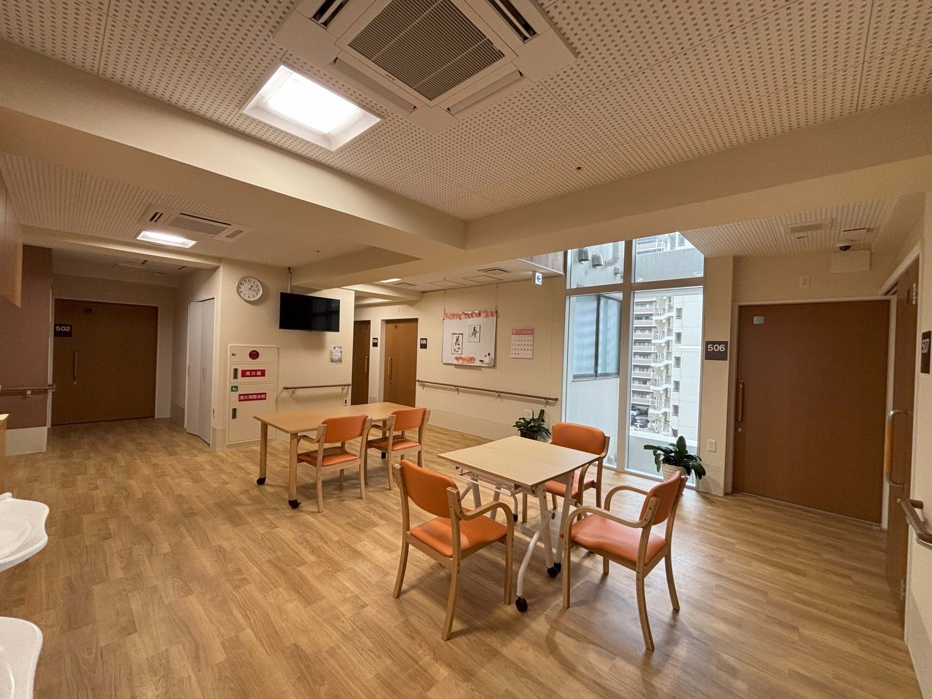 明るい廊下とテーブル