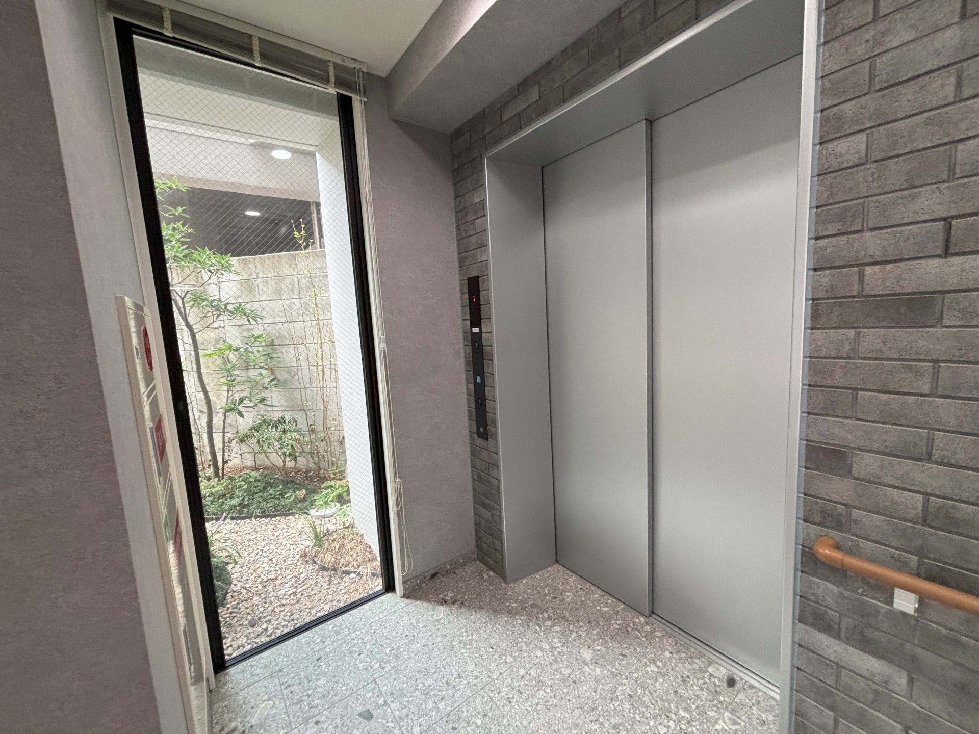 エレベーター前の明るい空間