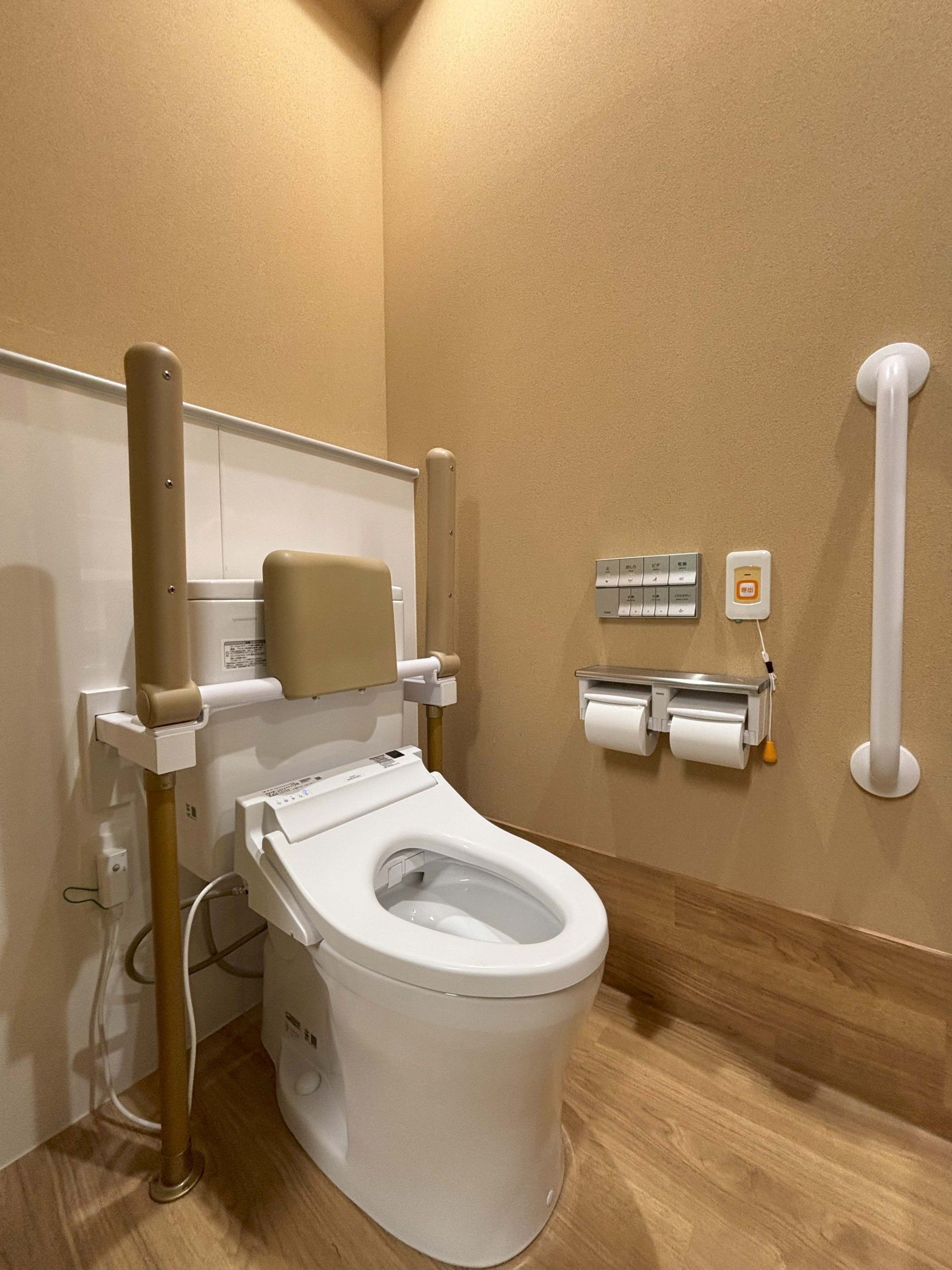 手すり付きのトイレ