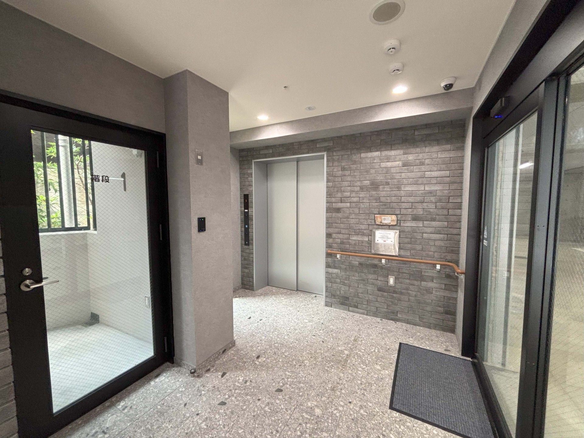 安全なエレベーター前