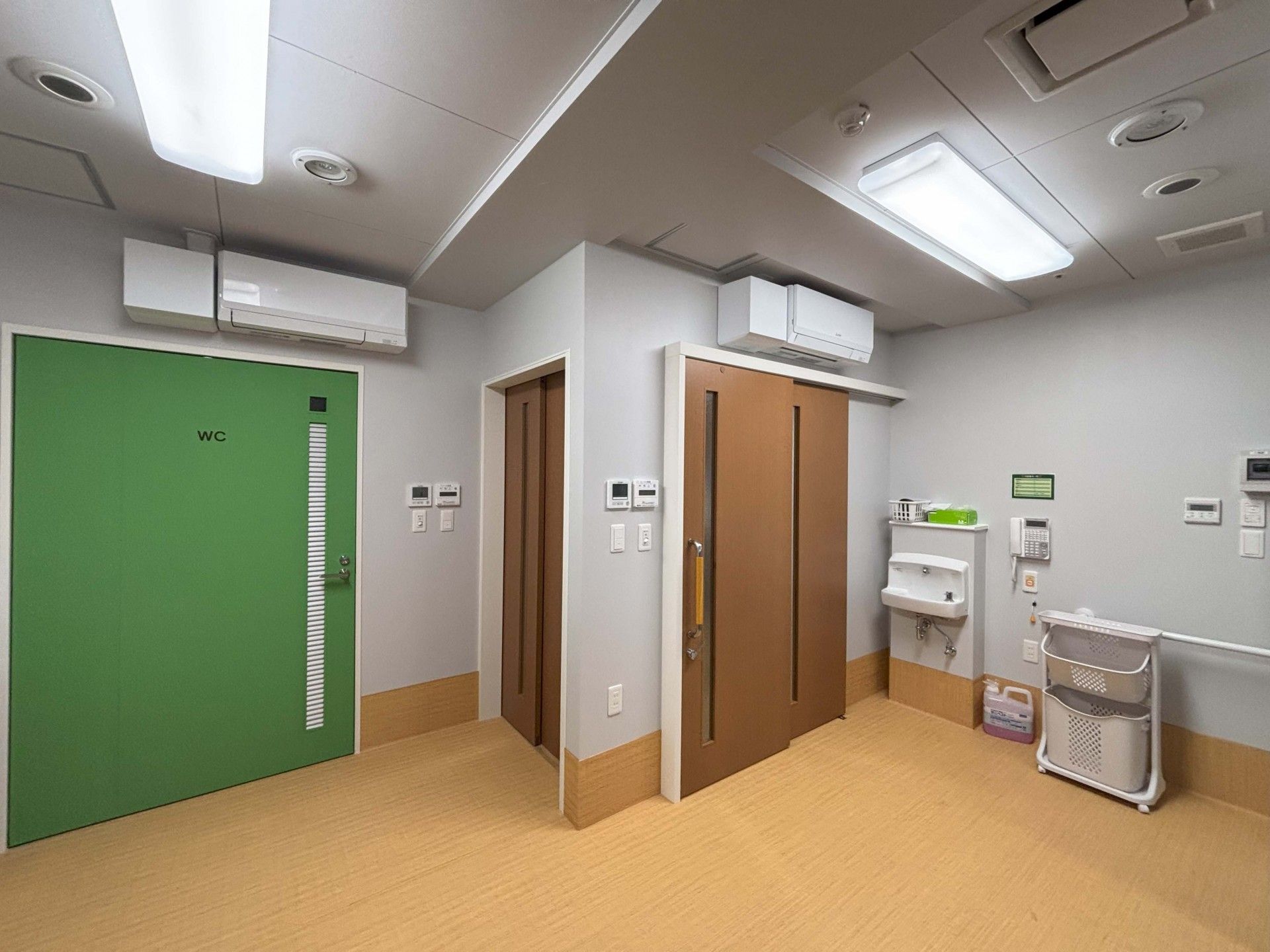 清潔なトイレと洗面所