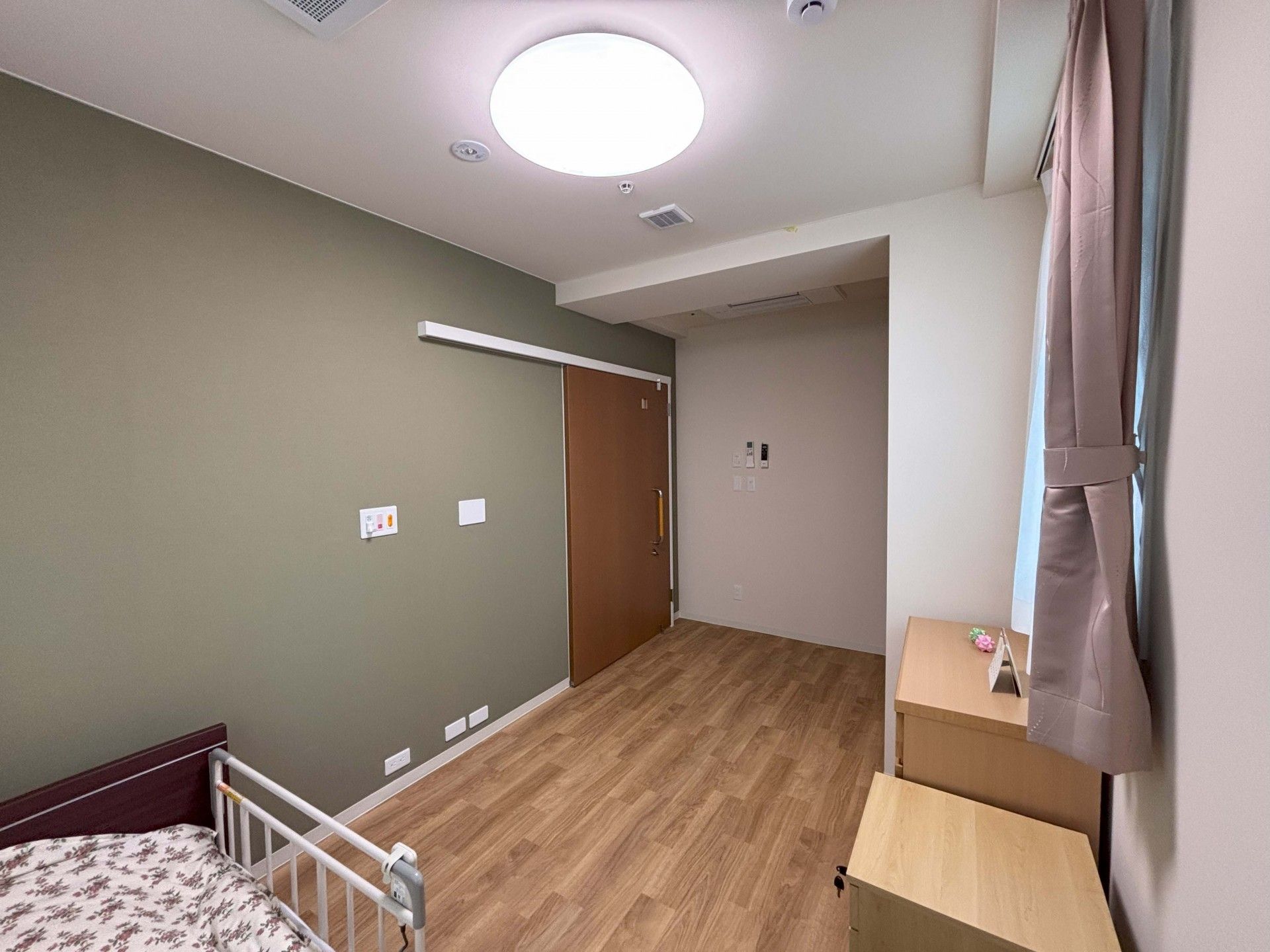 落ち着いた色調の居室