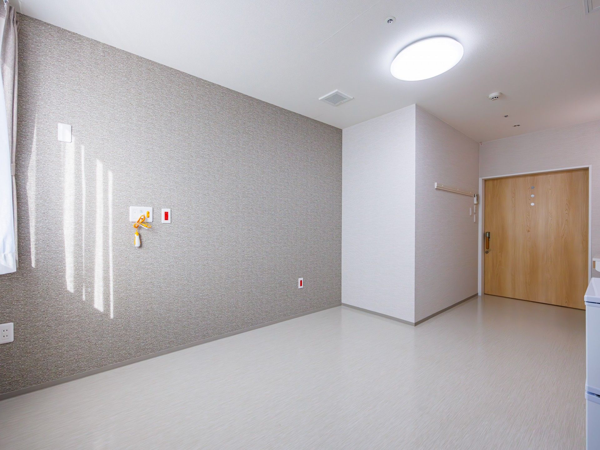 明るい個室の一角