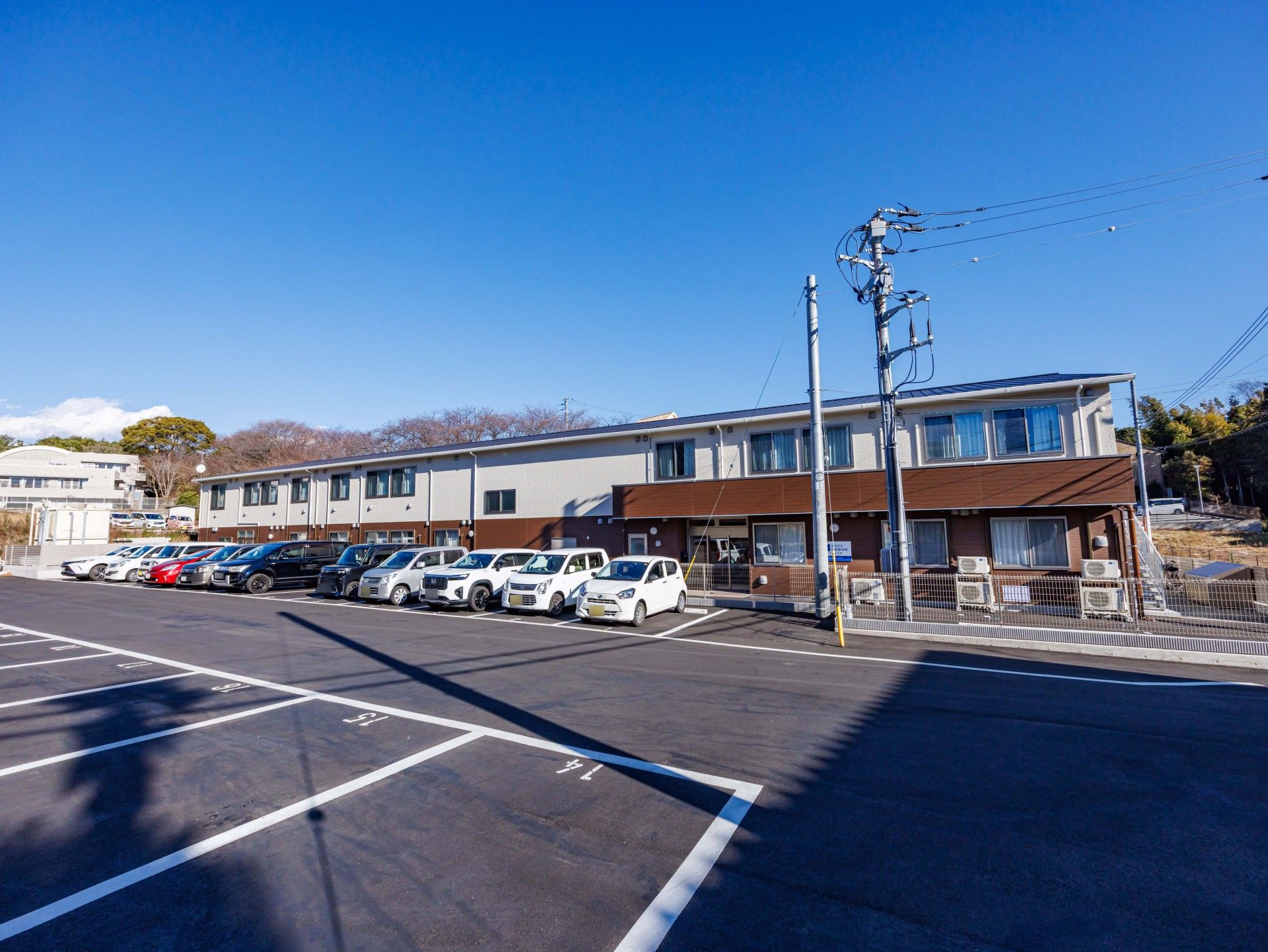 広い駐車場の建物