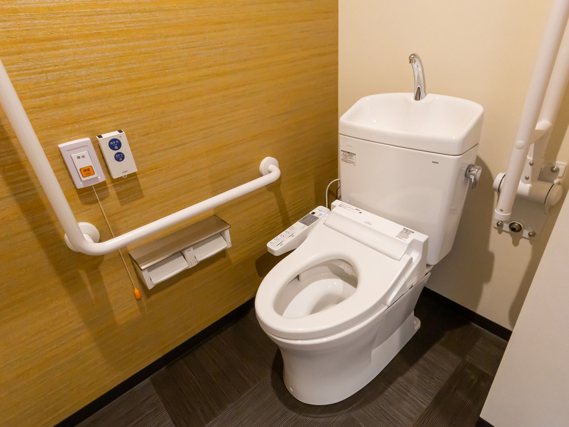 手すり付きのトイレ