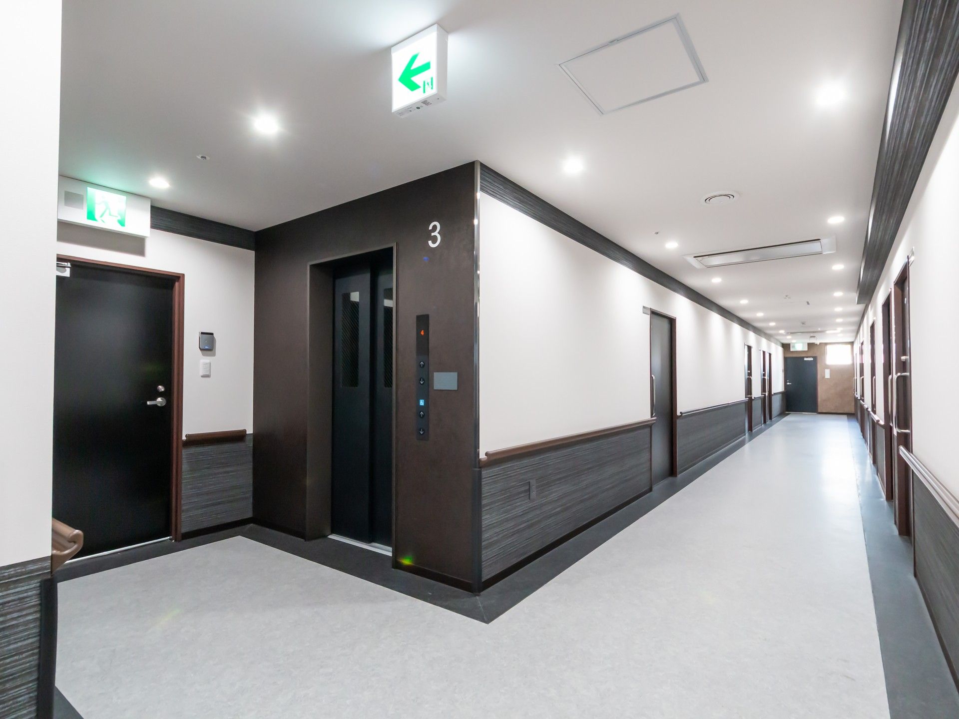 明るい廊下とエレベーター