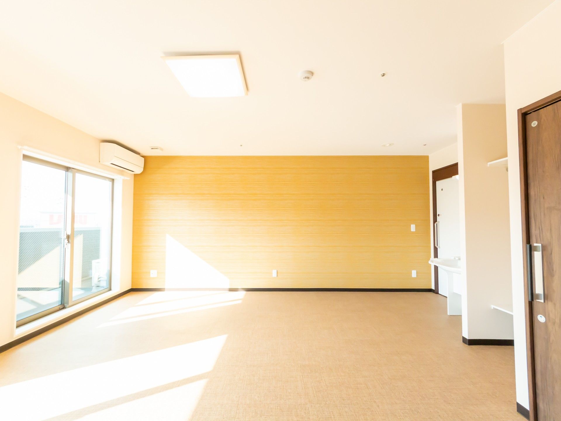 日差しが差し込む居室