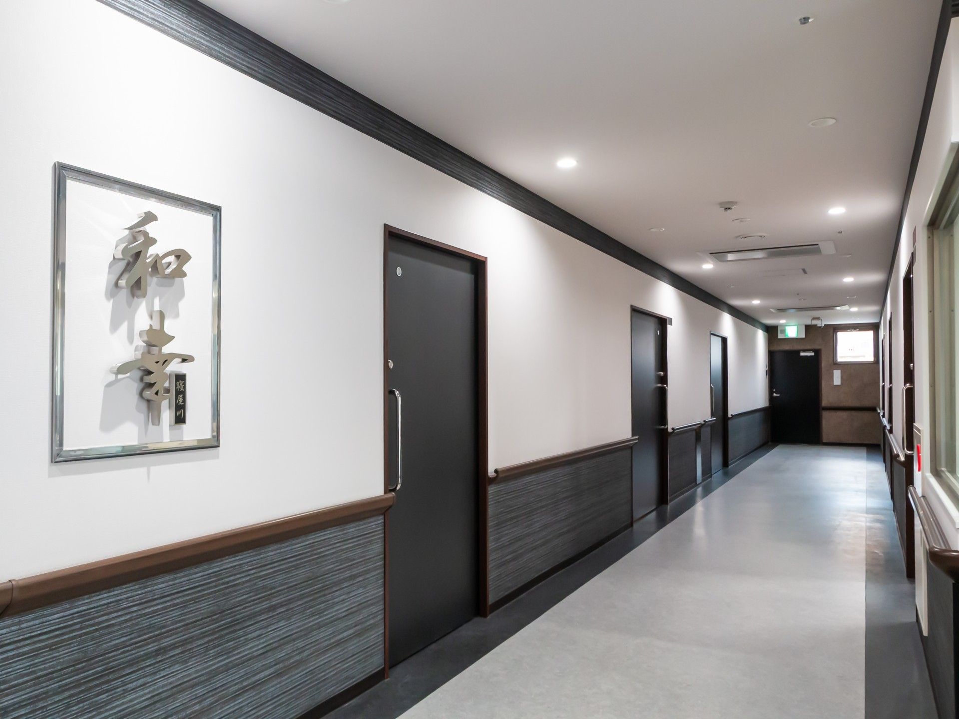 落ち着いた雰囲気の廊下