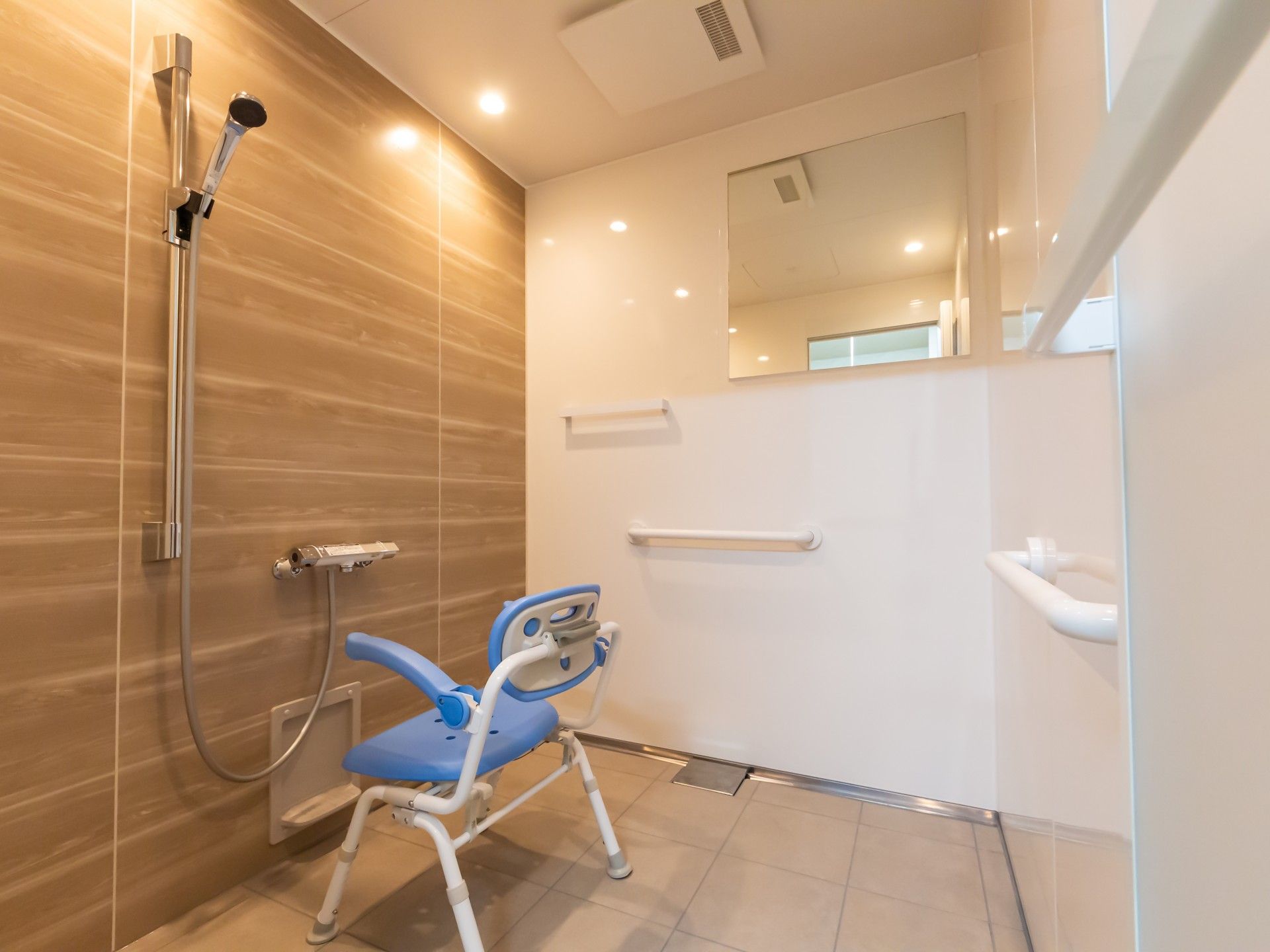 手すり付きの浴室