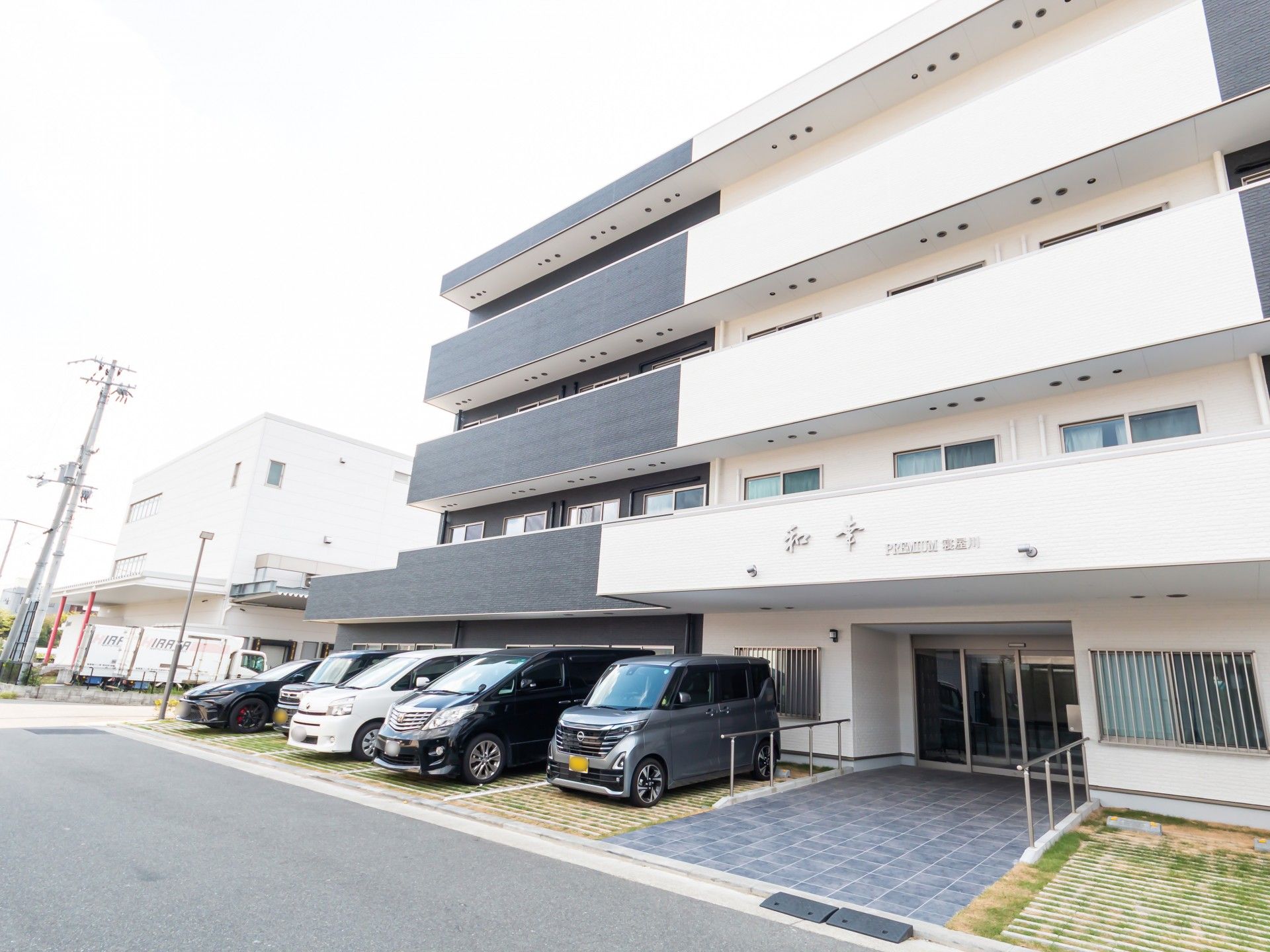 エントランス前の駐車場