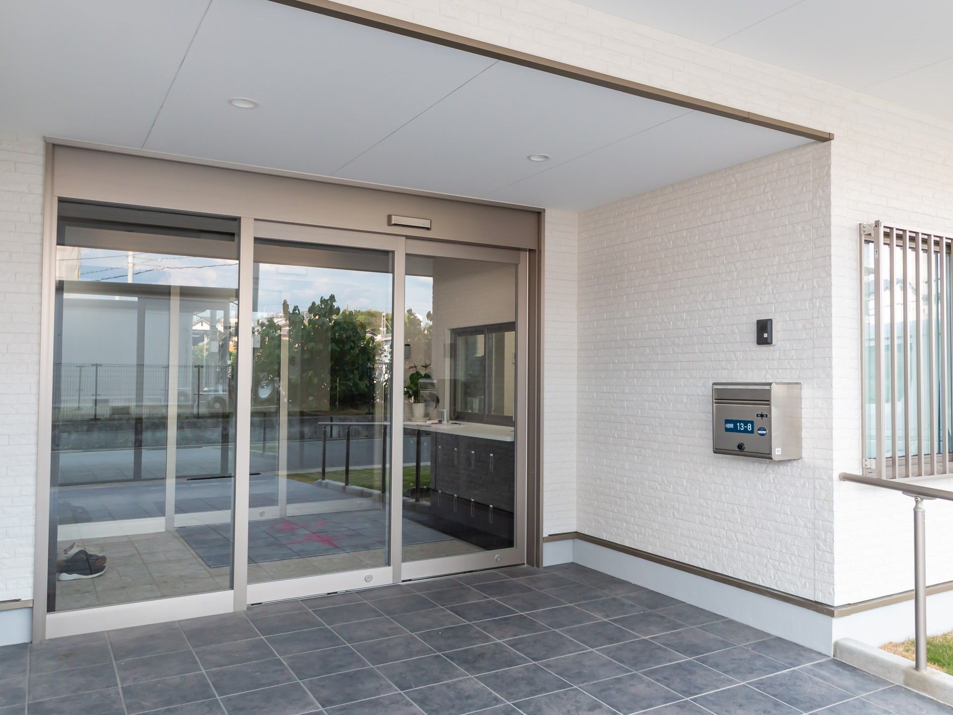 広い玄関の出入口