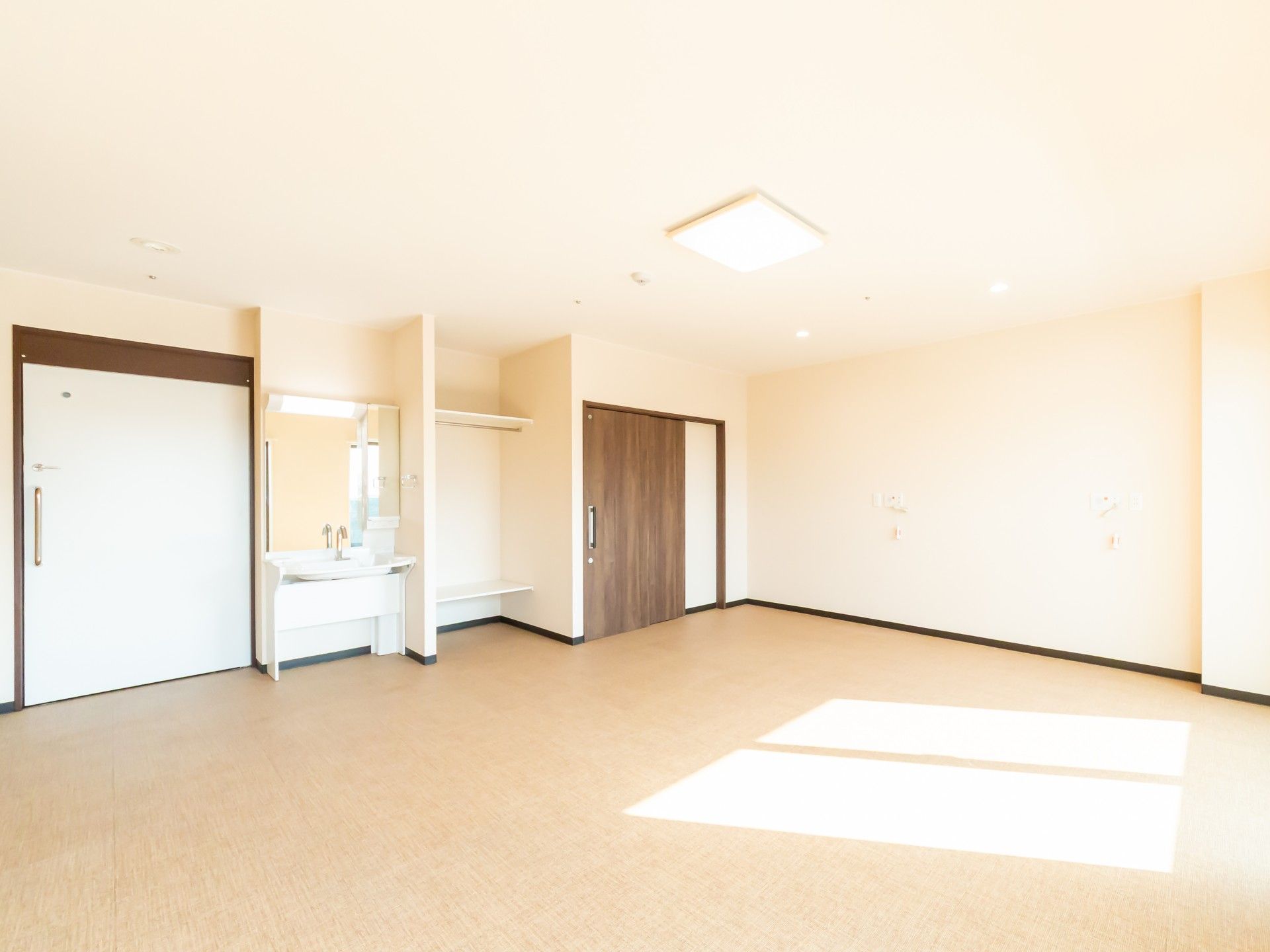 明るい個室の内部