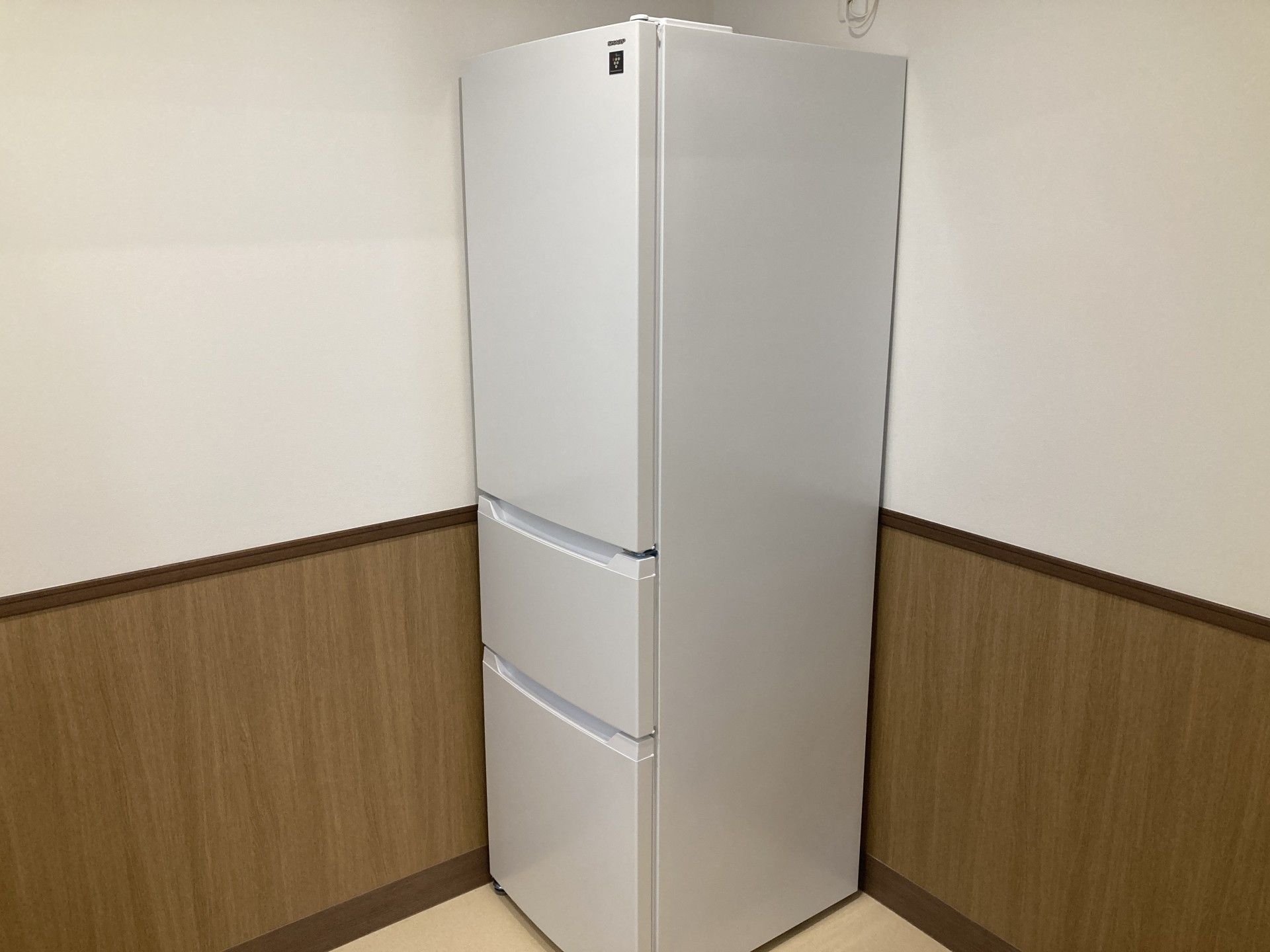白い冷蔵庫のある部屋