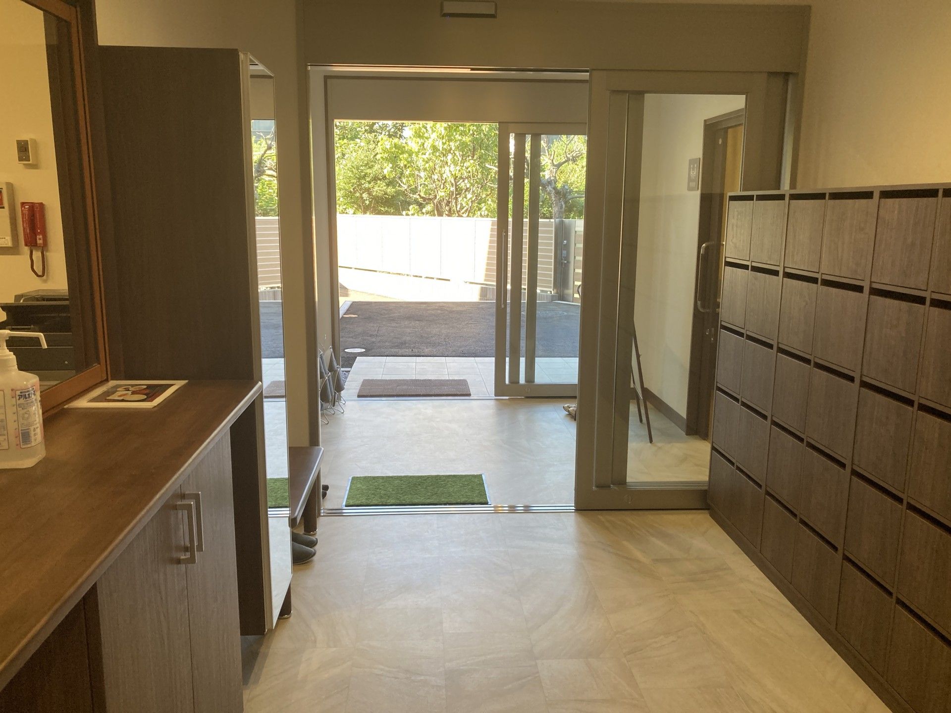 明るい玄関の様子