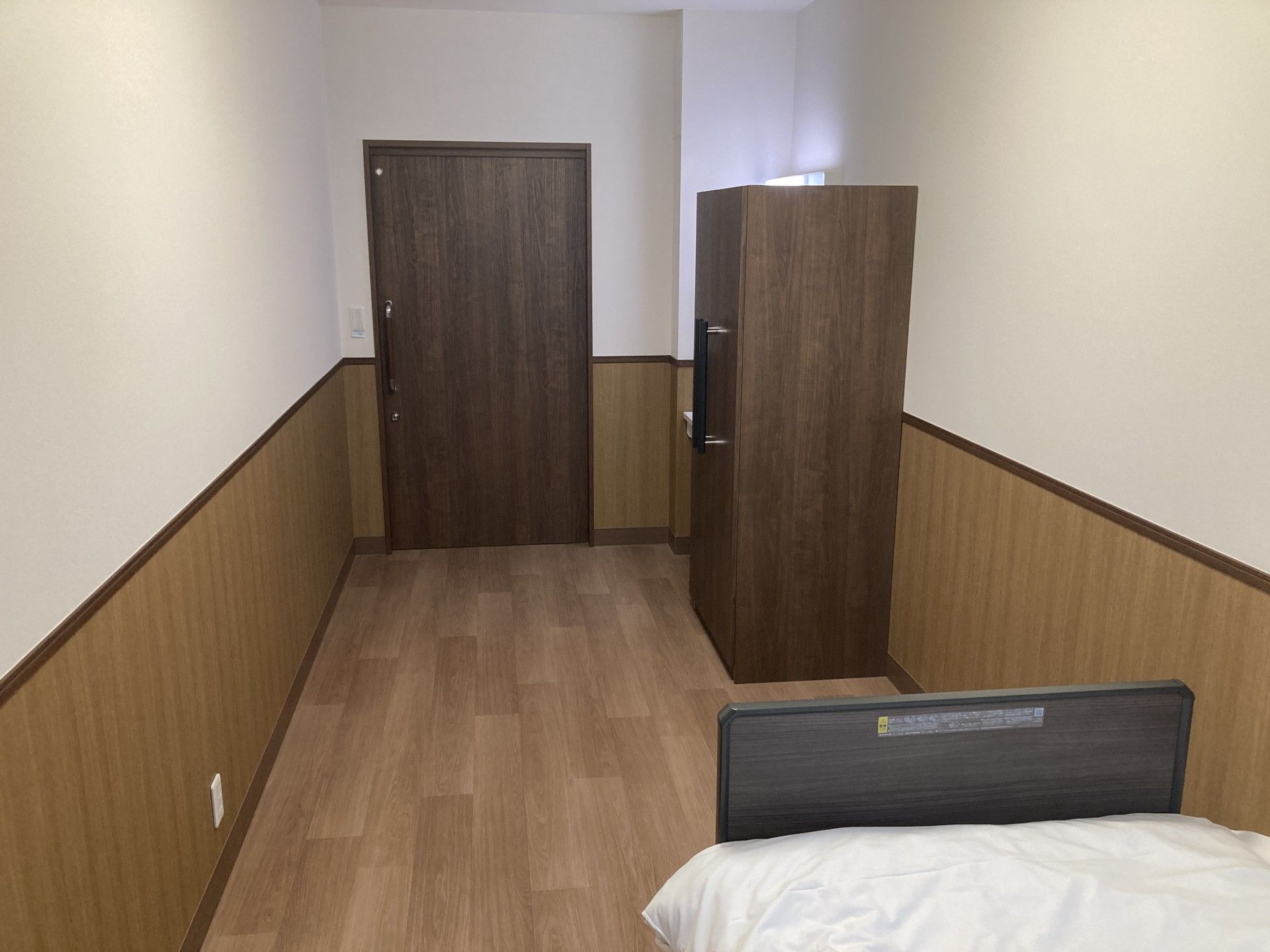 落ち着いた色調の個室