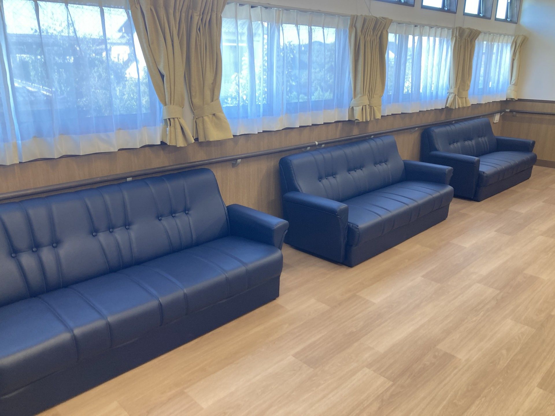 窓際のソファが並ぶ部屋