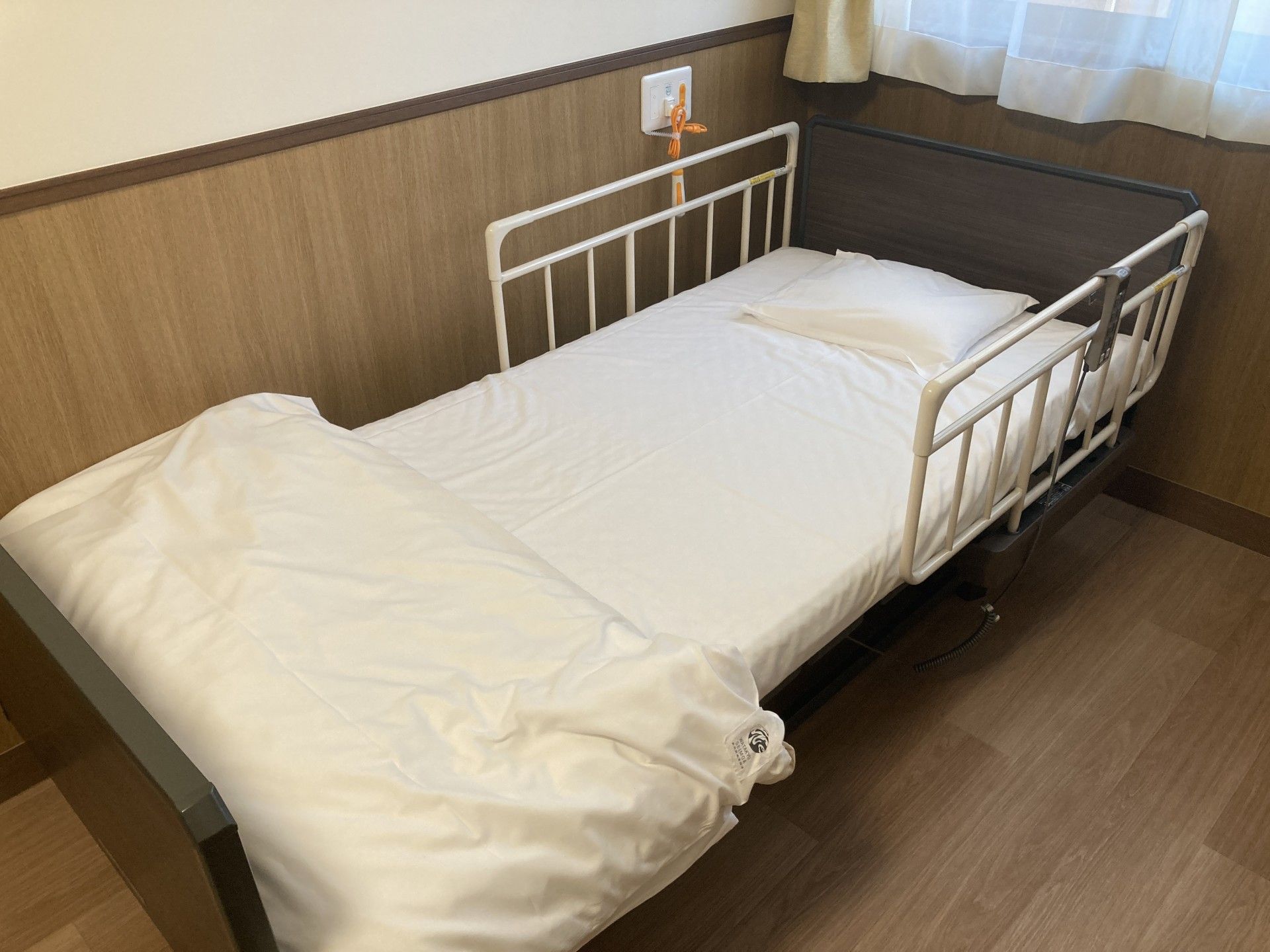 シンプルなベッドの部屋