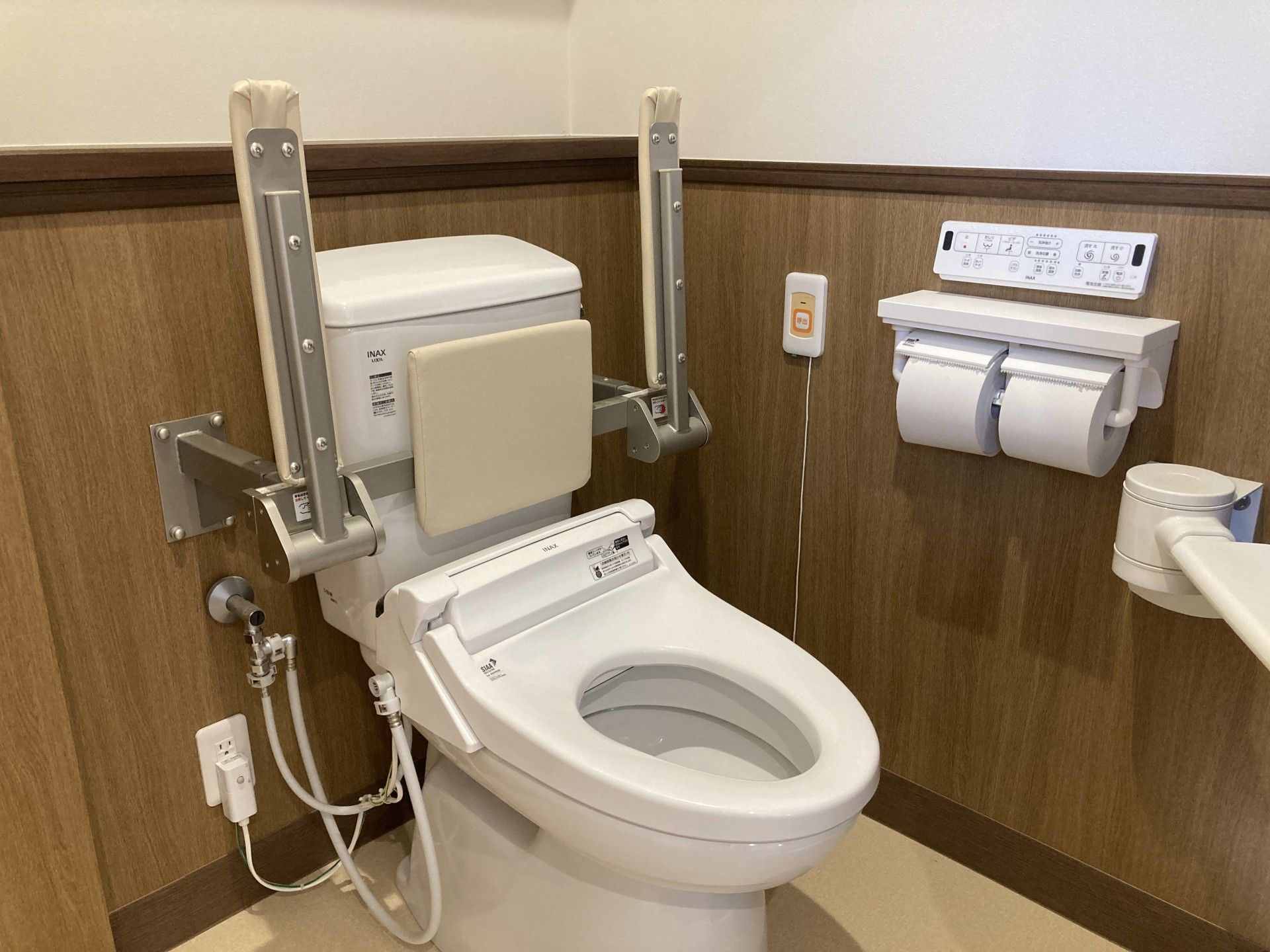 手すり付きのトイレ