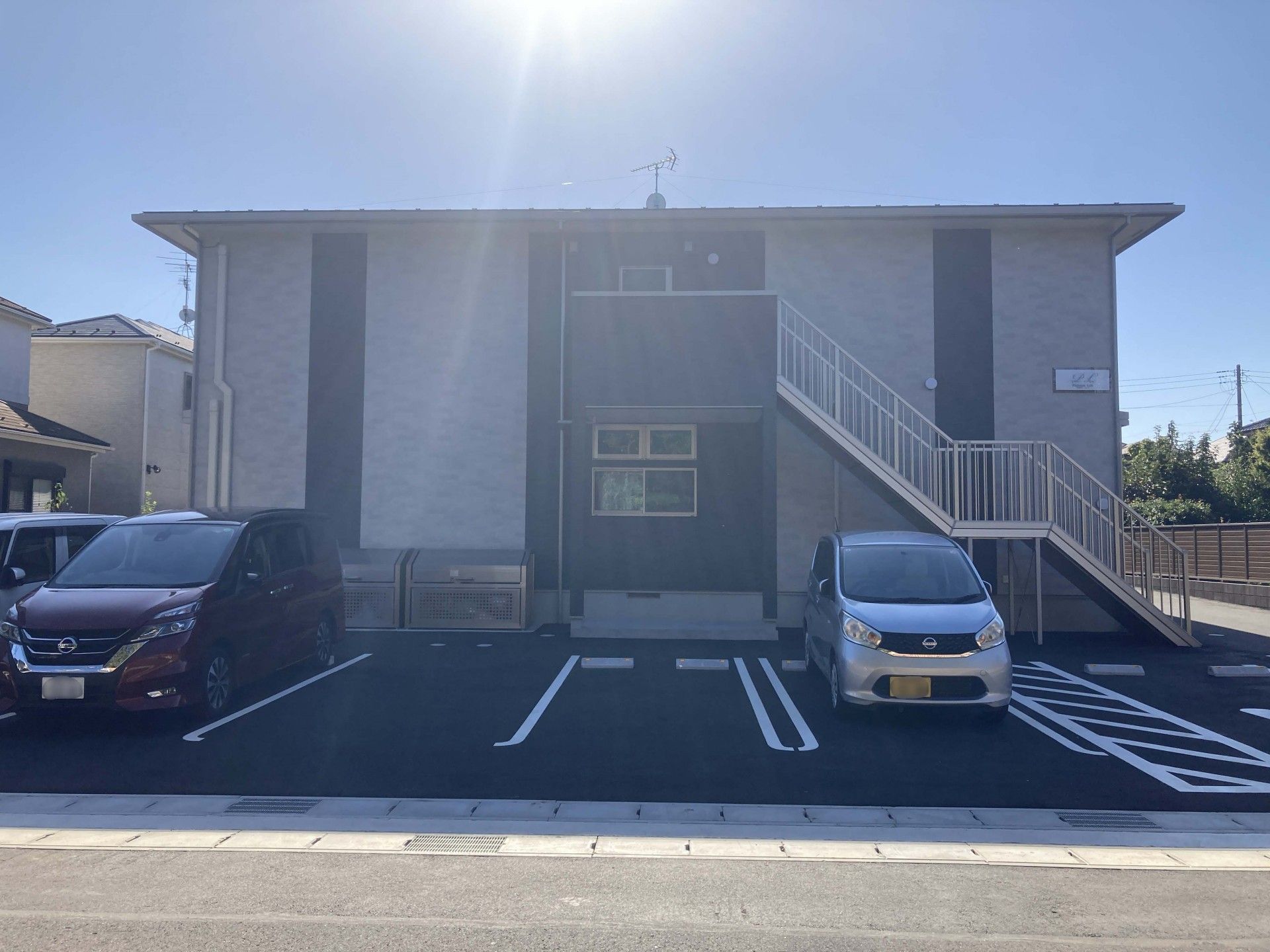駐車場と建物の外観