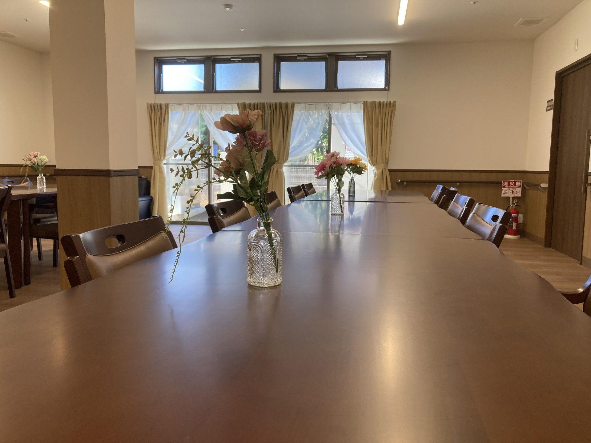 花が飾られた長いテーブル