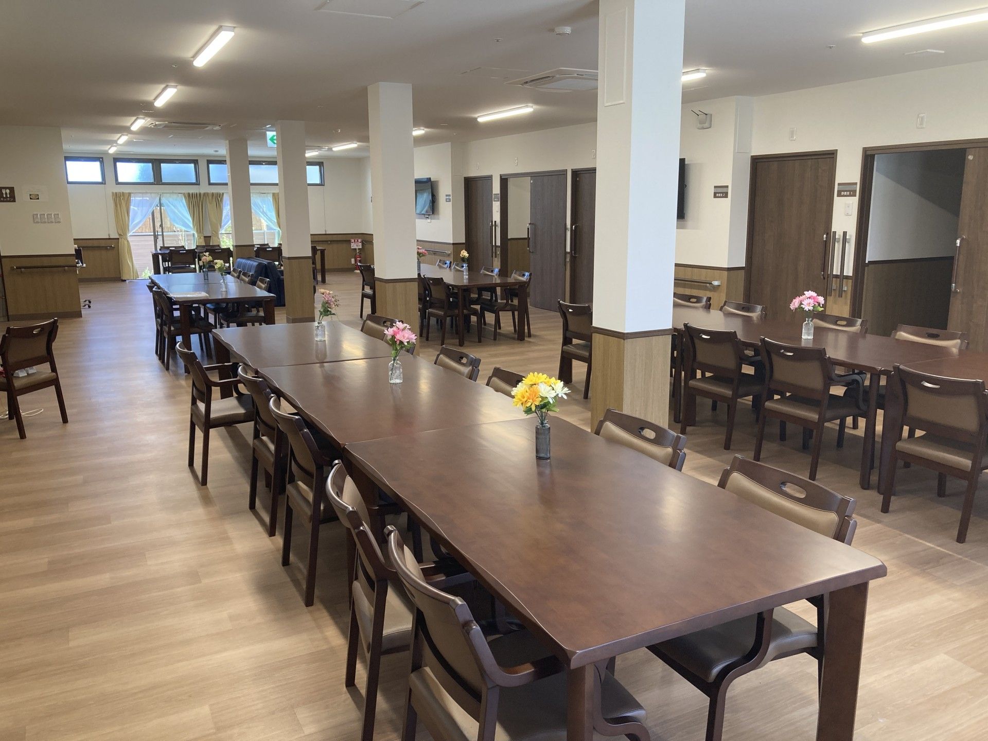 広いテーブルのある食堂