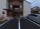 落ち着いた外観の建物