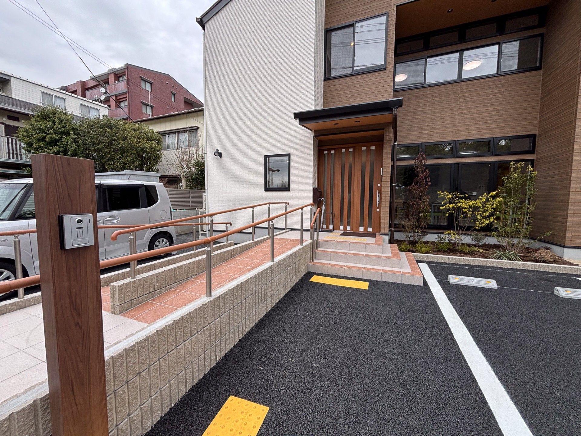 スロープ付きの玄関