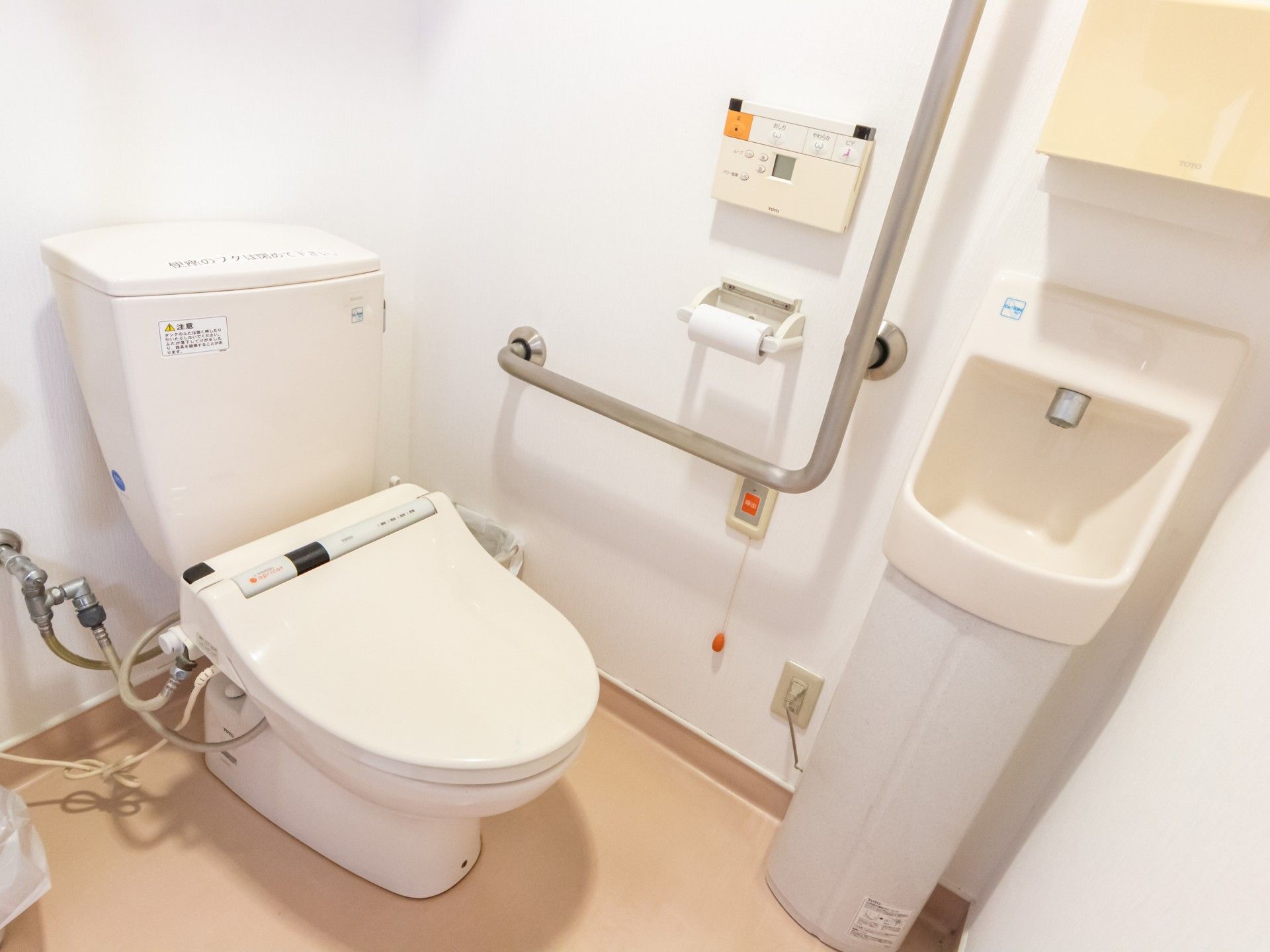 手すり付きのトイレ
