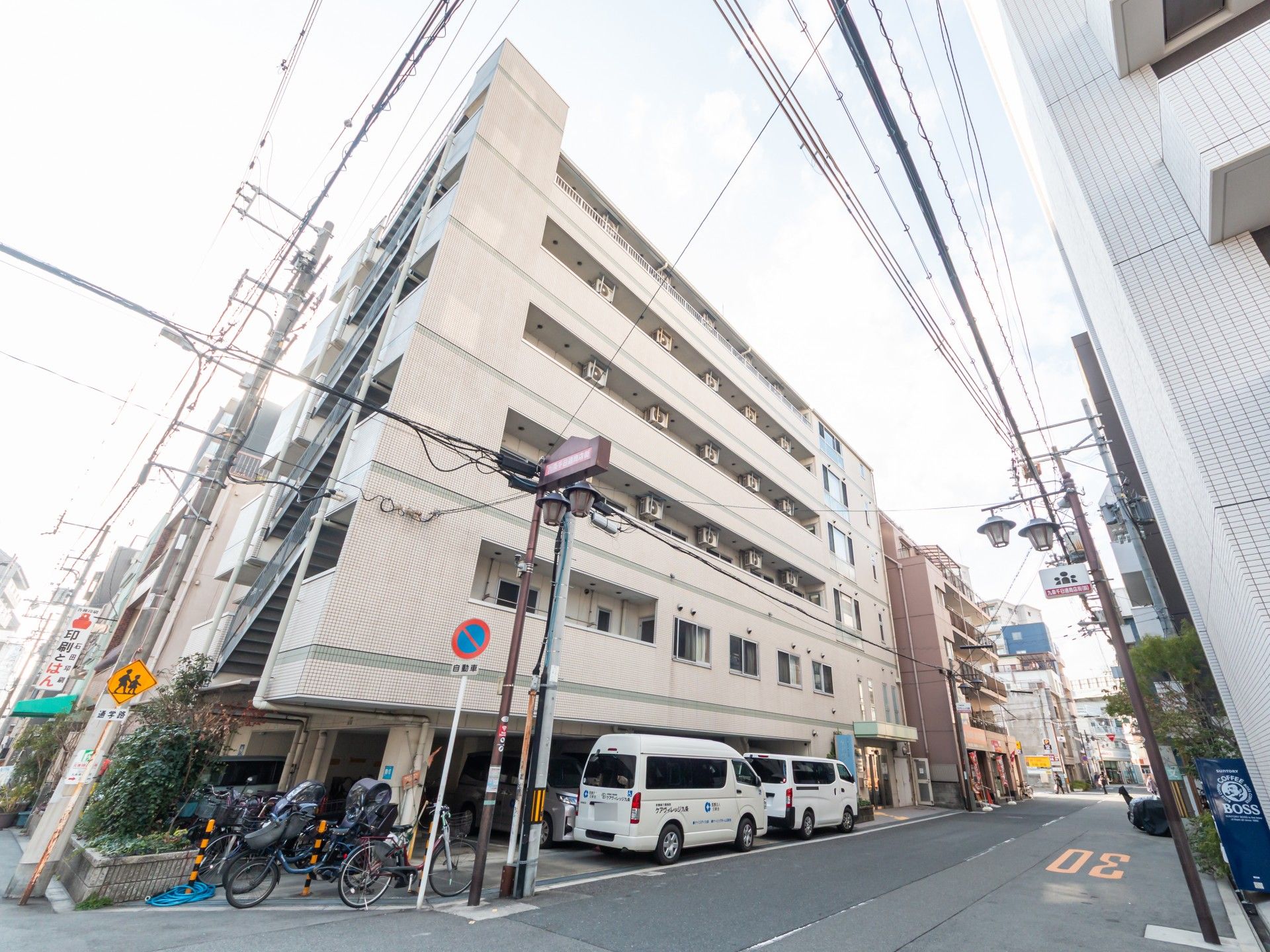 街角に立つ建物