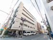 街角に立つ建物