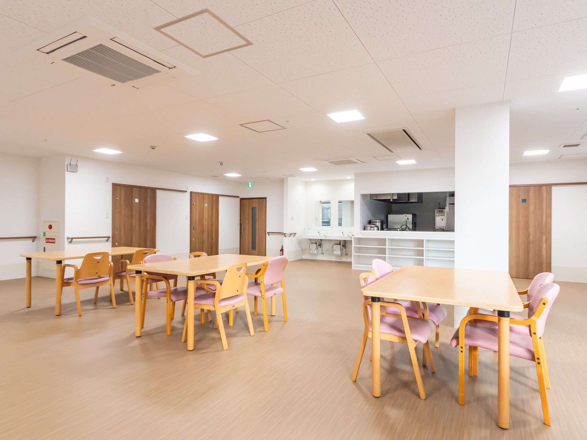 広々とした食事スペース